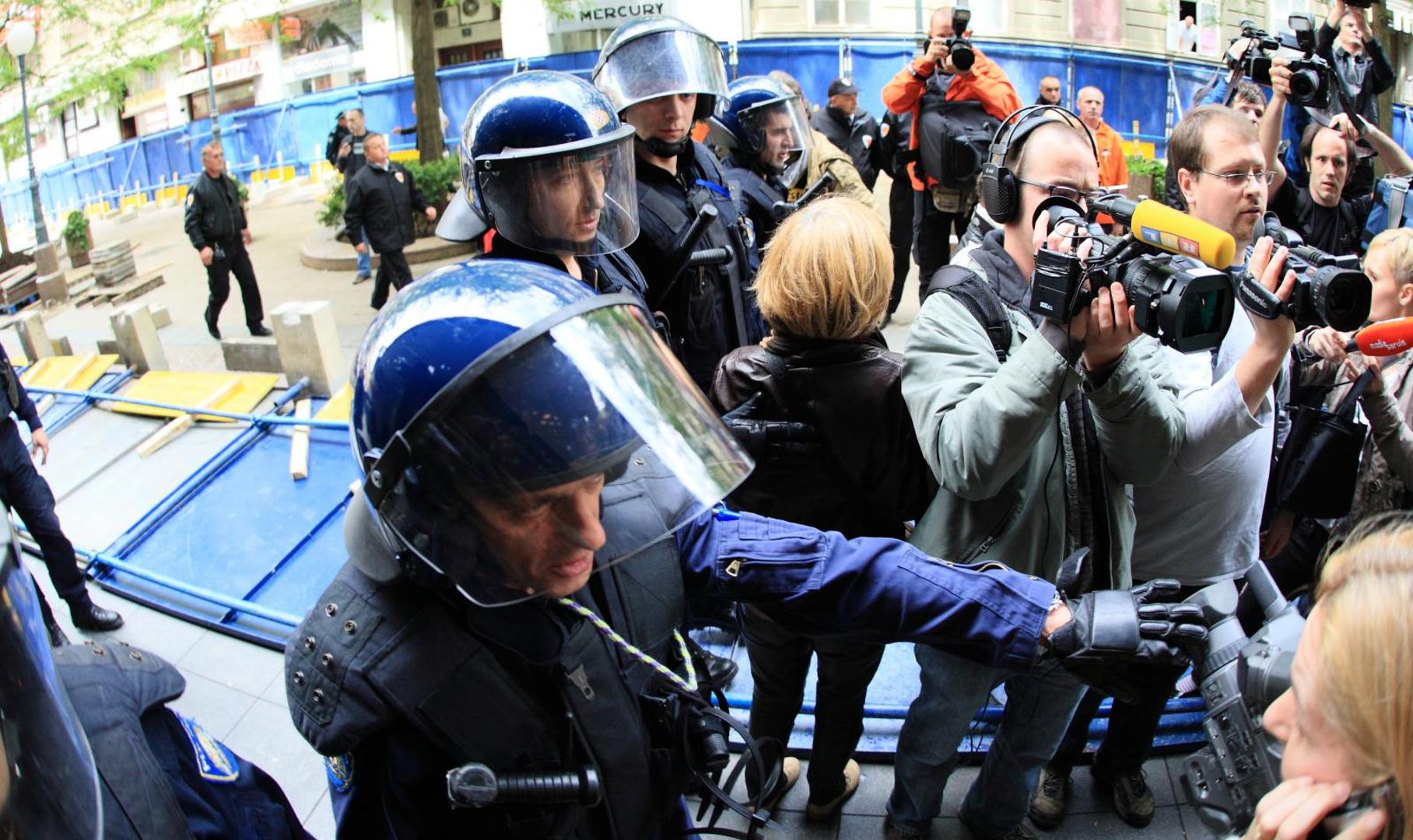 17.05.2010., Varsavska, Zagreb - U Varsavskoj ulici poceli su radovi na ulazu u spornu garazu za centar koji gradi Horvatinciceva Hoto grupa. Aktivisti koji se bune protiv gradnje poceli su rastavljati ogradu i ulaziti u ogradjeni prostor. Interventna policija. 
Photo: Zeljko Lukunic/PIXSELL