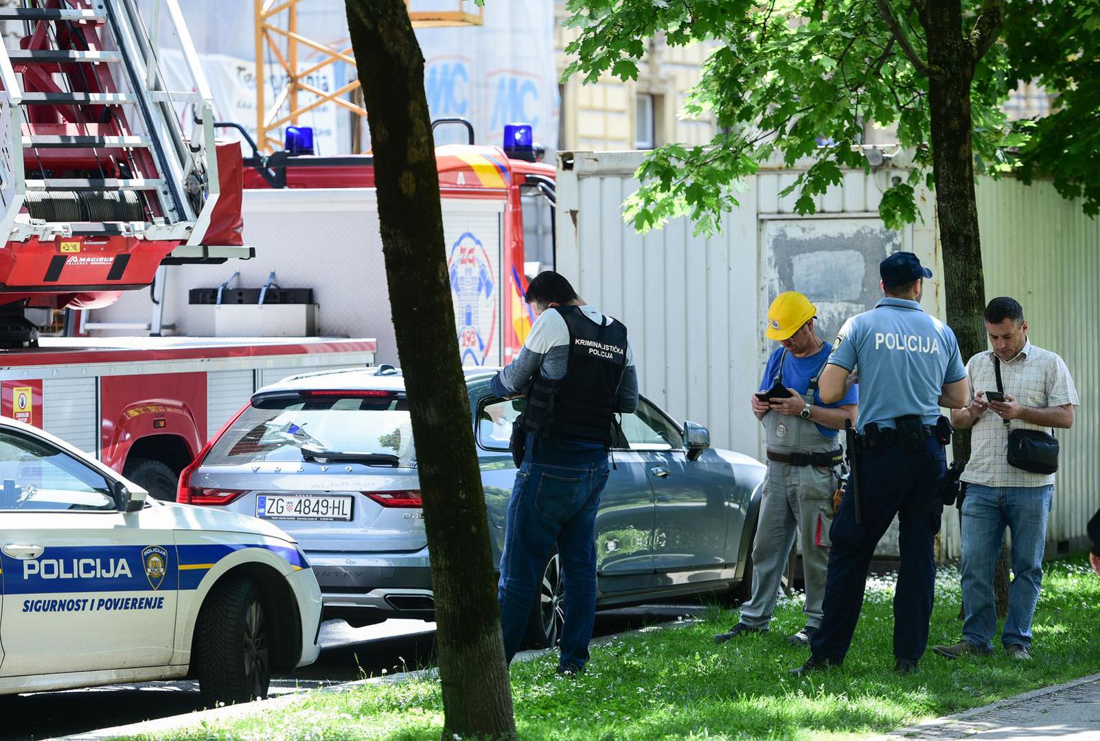 25.5.2023., Zagreb - Prilikom radova na zgradi na Zrinjevcu radnik je ozlijedjen u eksploziji. Policija i vatrogasci na terenu.  Photo: Neva Zganec/PIXSELL