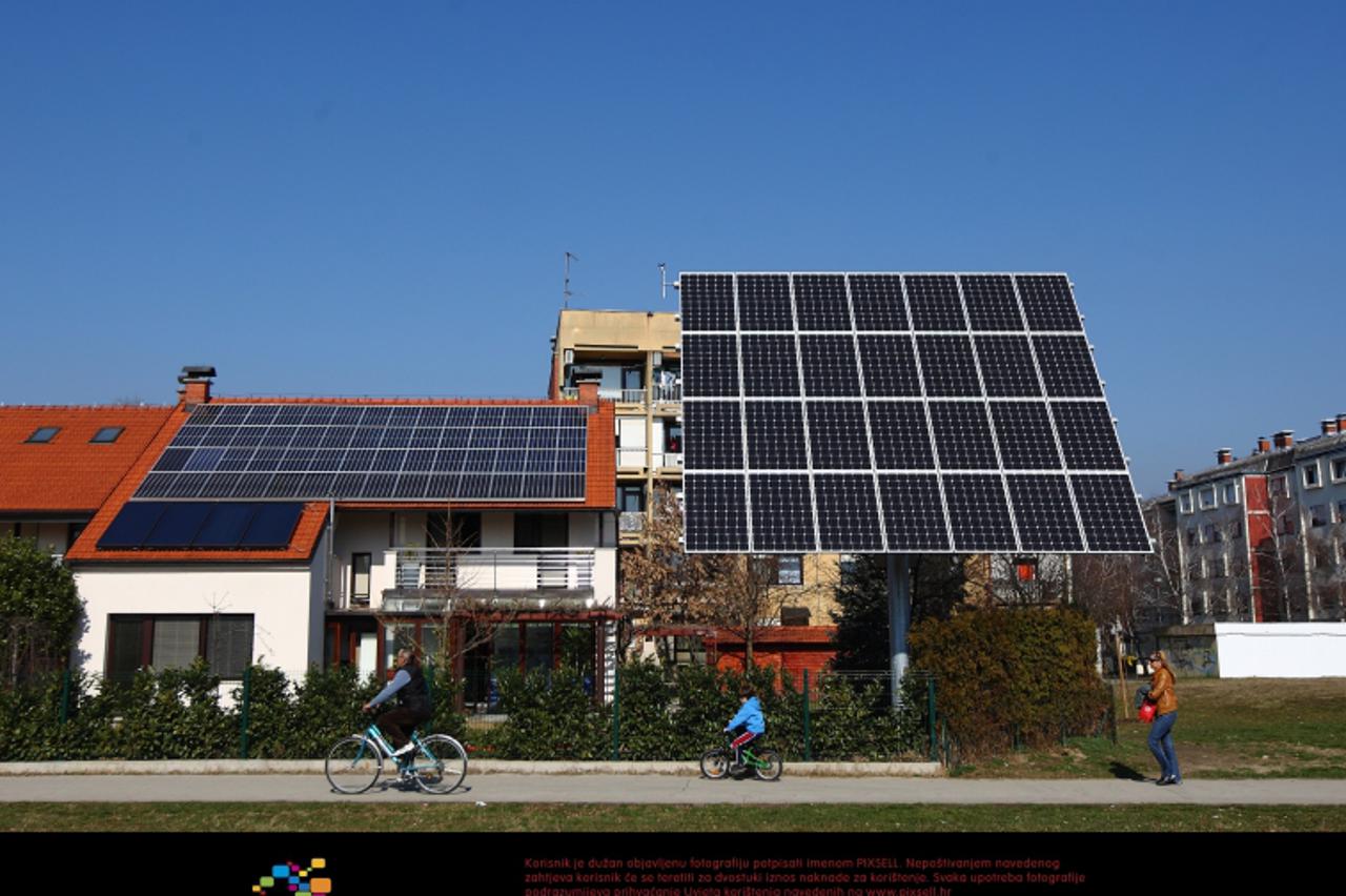 '02.03.2012., Zagreb - Solarni fotonaponski sustav snage 10 kW koji koristi treking sustav za pracenje gibanja Sunca u dvije osi, azimutu i elevaciji ispred kuce Ljubomira Majdancica u zagrebackom nas