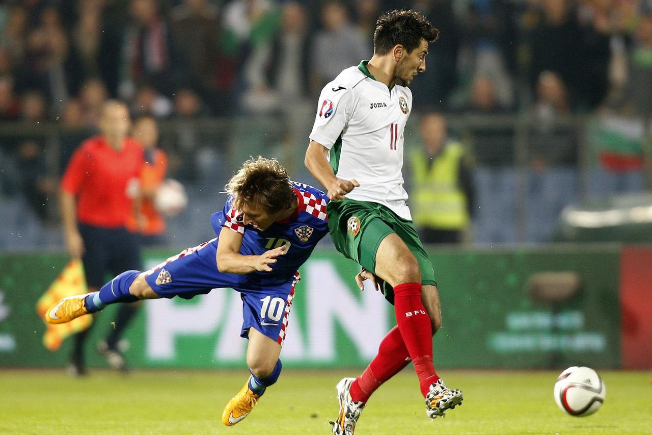 Stanislav Manolev (R) of Bulgaria challenges Luka Modric of Croatia during their Euro 2016 Group H qualifying soccer match at Vassil Levski stadium in Sofia October 10, 2014.    REUTERS/Stoyan Nenov (BULGARIA - Tags: SPORT SOCCER)