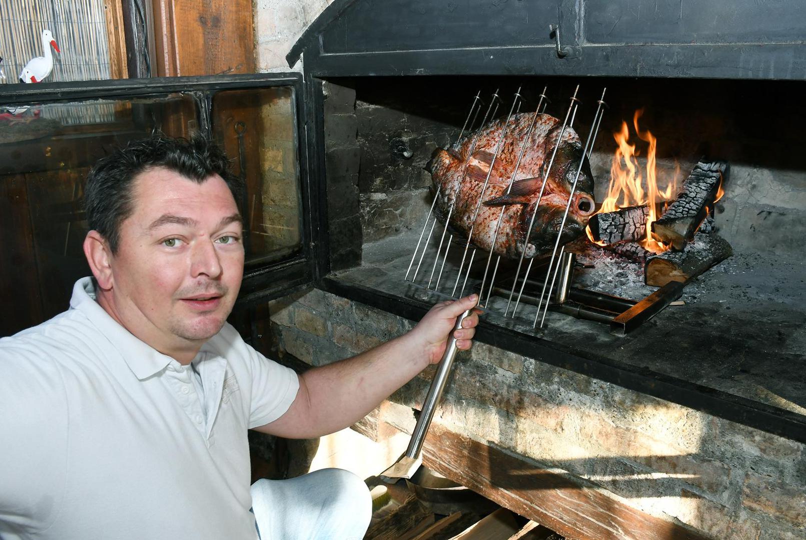 18.12.2023., Cigoc - U restoranu Turistickog imanja "Tradicije Cigoc", vlasnika Mladena Barica, pripremaju se tradicionalna posavska blagdanska jela. Photo: Nikola Cutuk/PIXSELL