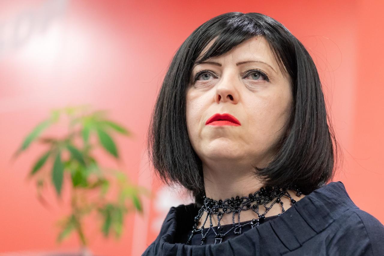Zagreb: Nakon što je predstavila Lex cannabis, Mirela Holy posadila jednu biljčicu u žardinjeru