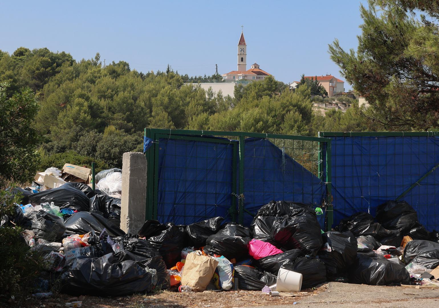 24. 07. 2024., Seget-  Gradnja kuca, vila uz cestu koje se ne uklapaju u prostor i vizuru dalmatinskih mjesta. razglednica iz Seget Vranjice  Photo: Ivana Ivanovic/PIXSELL