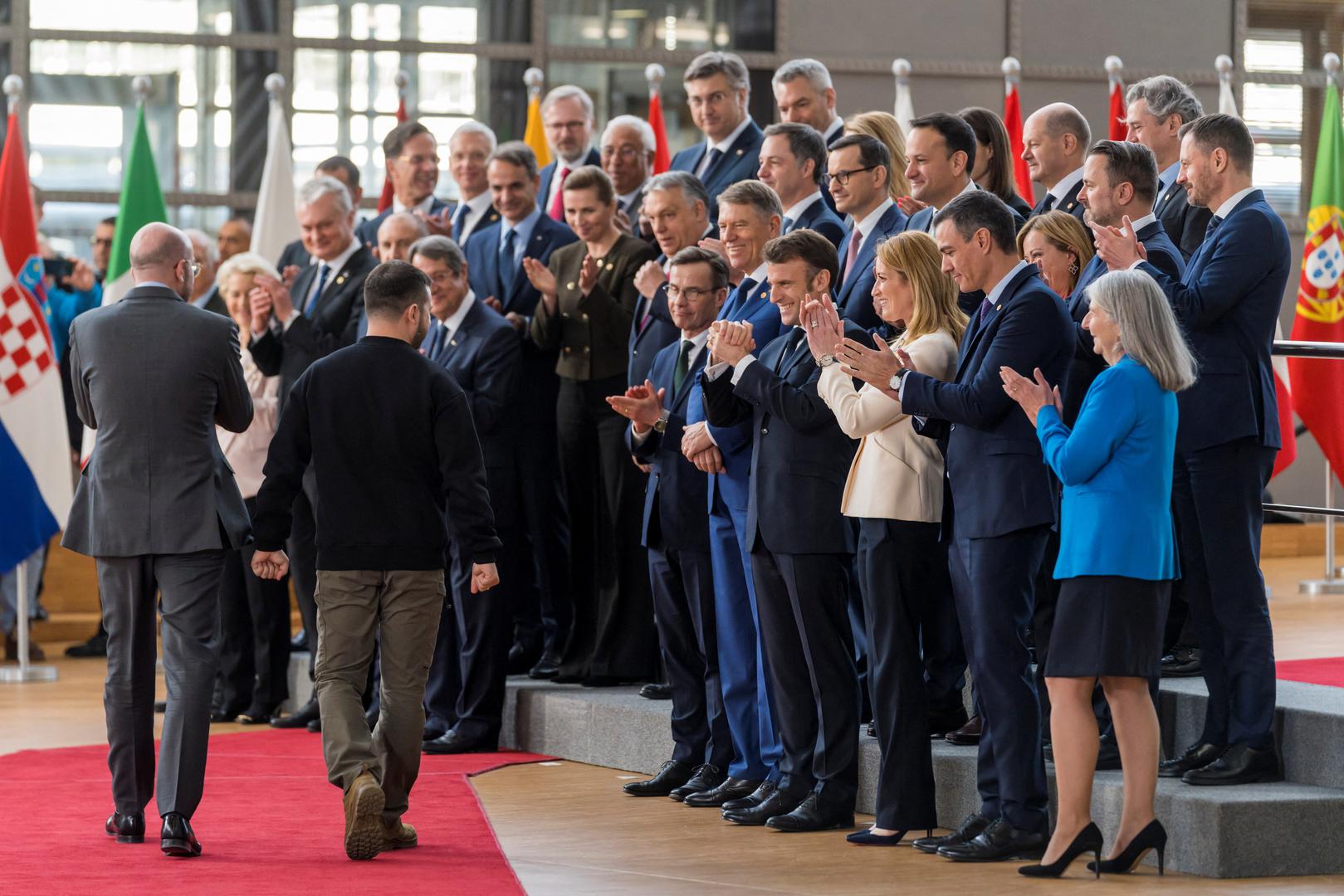 Ukrainian President Volodymyr Zelenskiy is greeted at the European Parliament, during his second international trip since Russia's invasion of Ukraine, in Brussels, Belgium February 9, 2023. Daina Le Lardic/European Union 2023/Handout via REUTERS ATTENTION EDITORS - THIS IMAGE HAS BEEN SUPPLIED BY A THIRD PARTY. MANDATORY CREDIT Photo: DAINA LE LARDIC/EU 2023/REUTERS