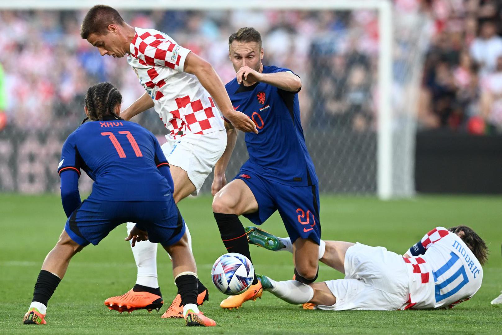 14.06.2023., stadion Feyenoord "De Kuip", Rotterdam, Nizozemska - UEFA Liga Nacija, polufinale, Nizozemska - Hrvatska. Mario Pasalic, Teun Koopmeiners, Luka Modric Photo: Marko Lukunic/PIXSELL