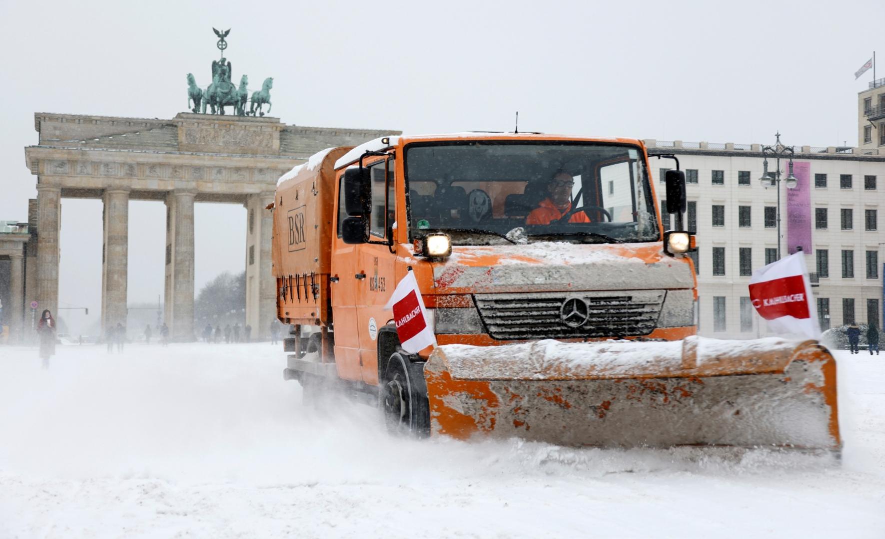 Heavy snowfall in Germany City workers clear snow with a snowplough in front of the Brandenburg Gate during a snowfall in Berlin, Germany, February 8, 2021. REUTERS/Fabrizio Bensch FABRIZIO BENSCH