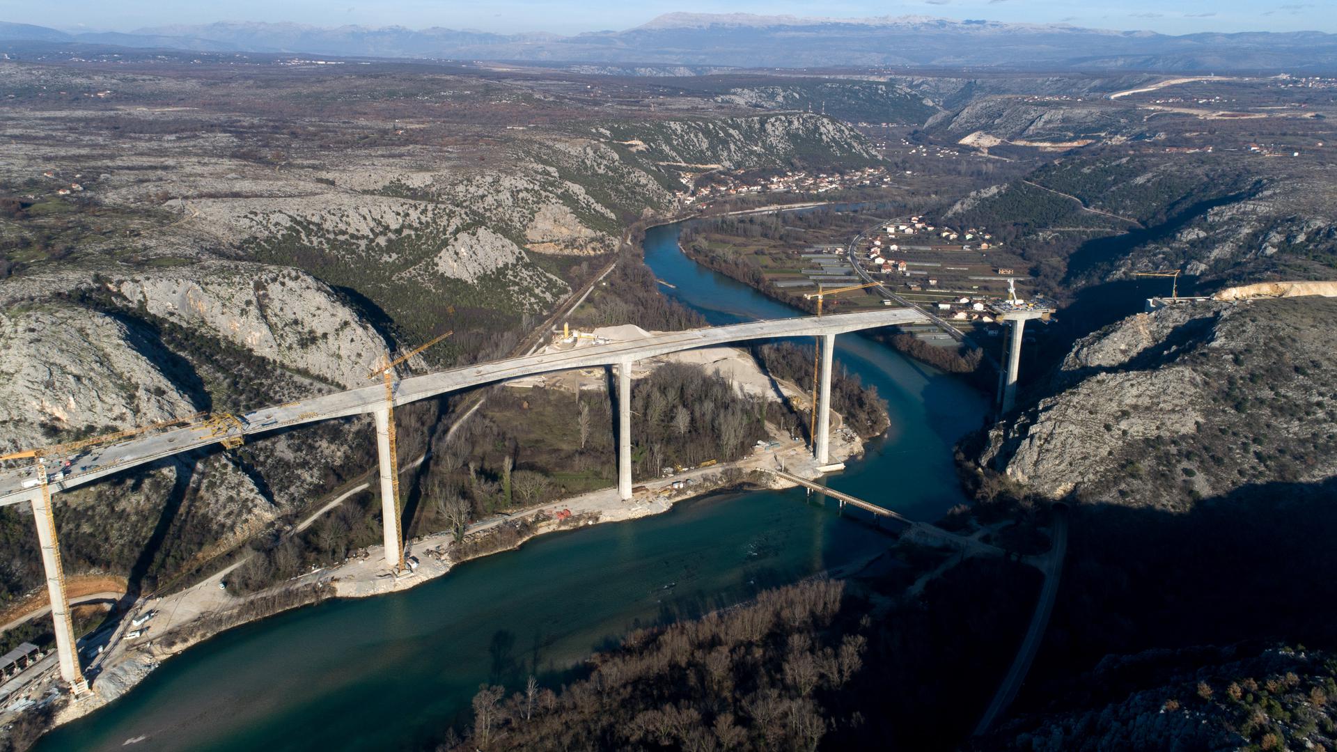 05.01.2023., Pocitelj, Bosna i Hercegovina - Radovi na mostu Pocitelj, jednom od najvecih infrastrukturnih projekata na Koridoru 5C, jos uvijek traju, iako je trebao biti zavrsen u 03. mjesecu prosle godine. Most Pocitelj duzine 980m i visine 100m, a gradi se u sklopu poddionice Pocitelj - Zvirovici. Photo: Armin Durgut/PIXSELL