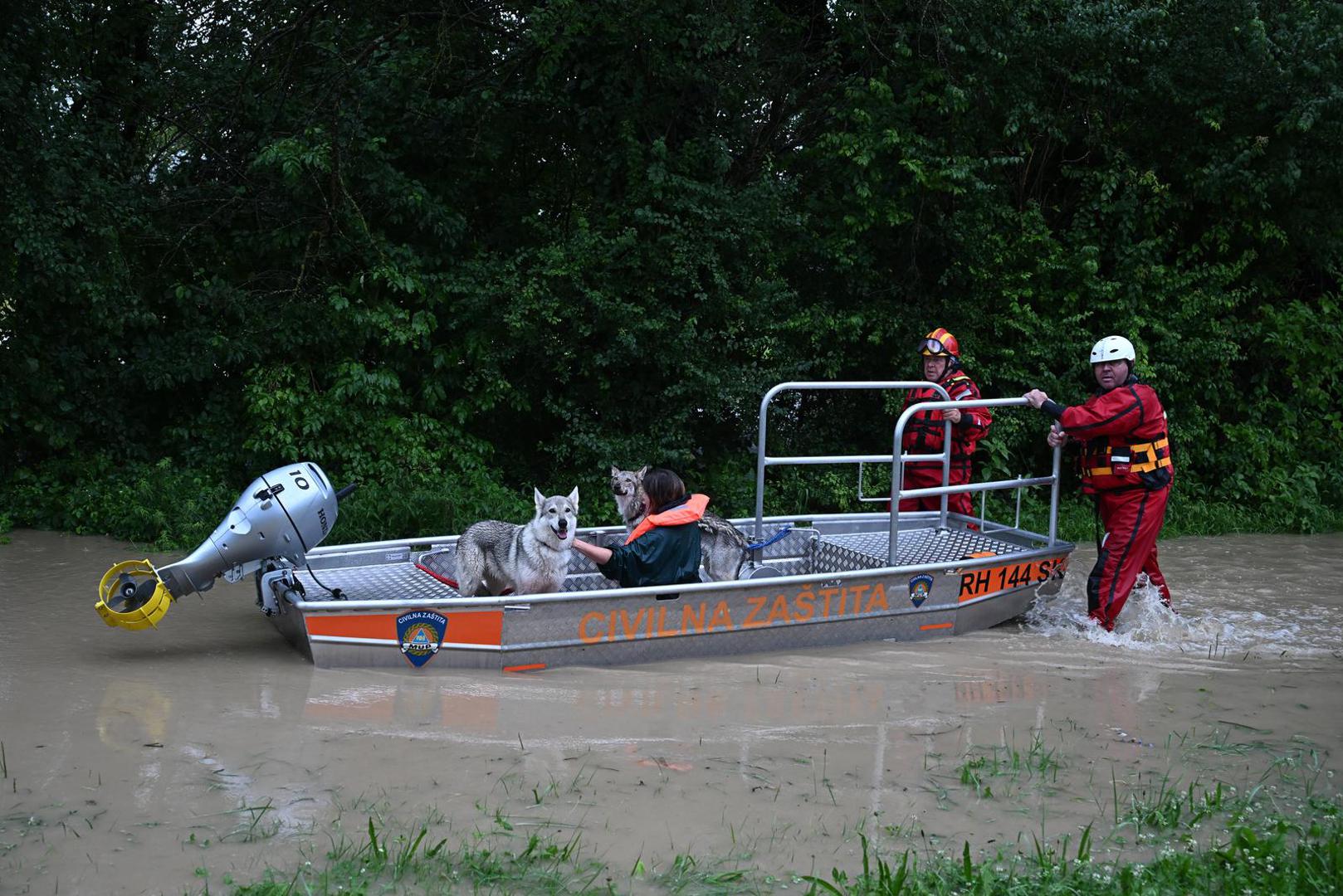 05.08.2023., Drenje Brdovecko - Civilna zastita i HGSS spasavaju zivotinje iz poplavljenjih domova Photo: Davor Puklavec/PIXSELL