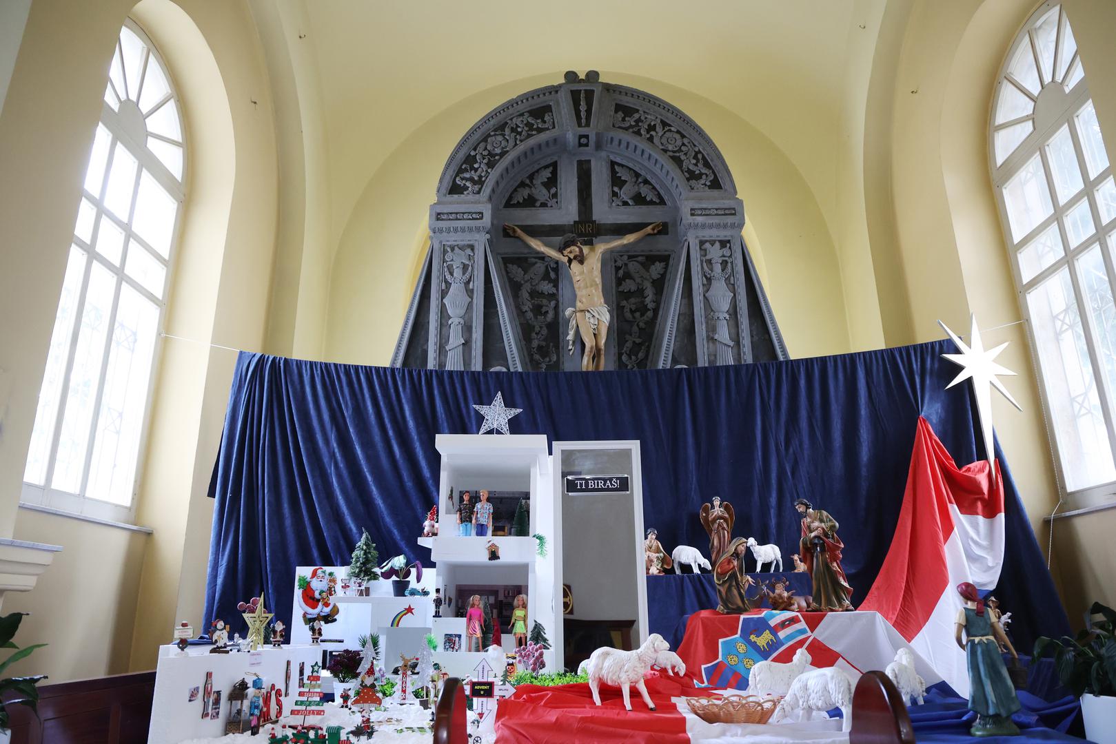 Jaslice postavljene u šibenskoj crkvi Gospe van Grada i ove su godine privukle veliku pozornost građana. Nepoznati autor odlučio je tradicionalni prikaz Isusova rođenja predstaviti na nesvakidašnji način, izazvavši podijeljene reakcije.