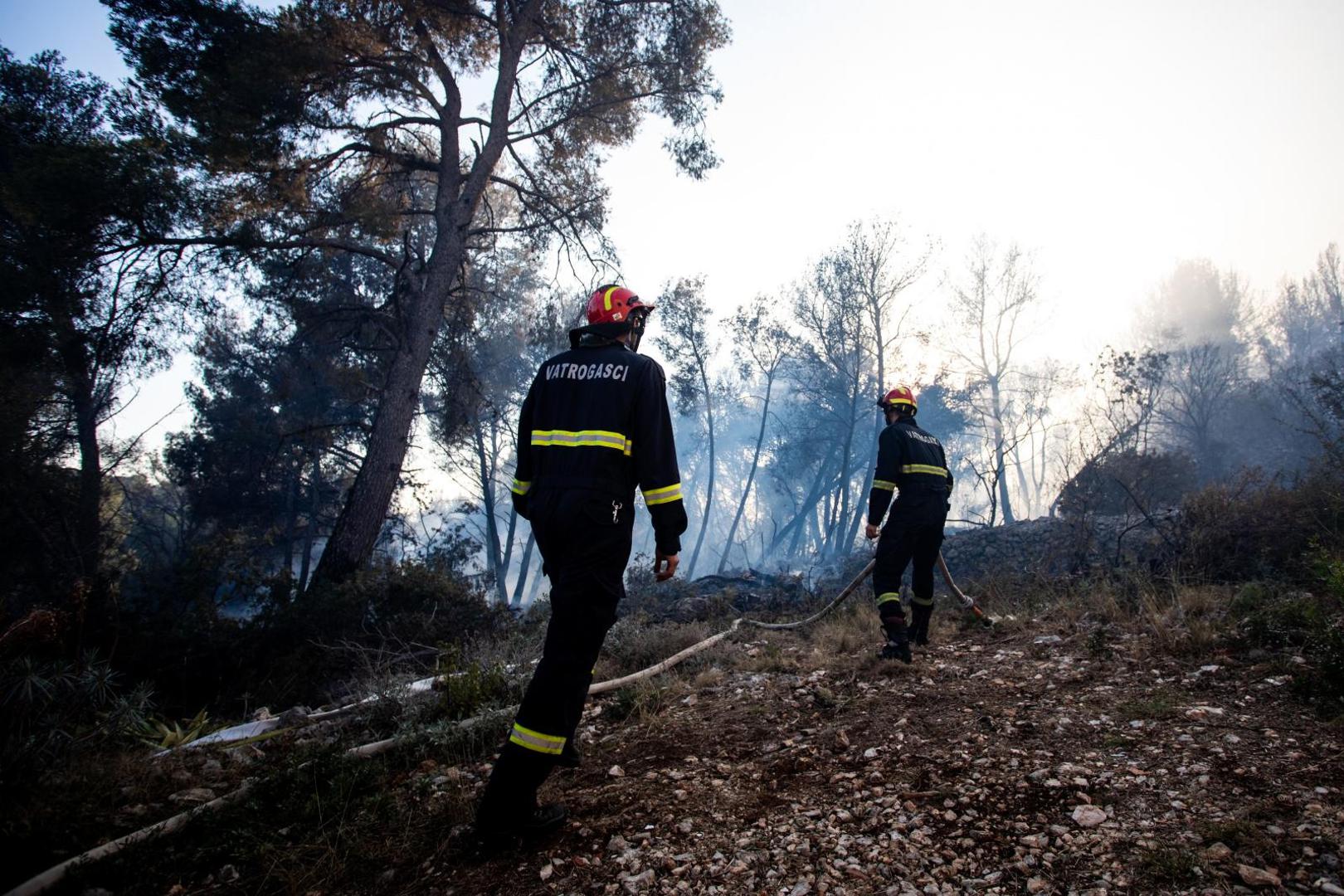 13.09.2020., Otok Ciovo - Vatrogasci gase pozar koji je u popodnevnim satima buknuo pored kuca na otoku Ciovu.
Photo: Milan Sabic/PIXSELL