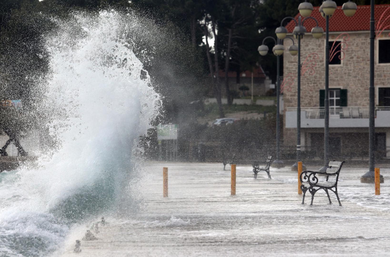 06.12.2020., Vodice - Orkansko jugo podizalo valove koji su zalijevali rivu.
Photo: Dusko Jaramaz/PIXSELL