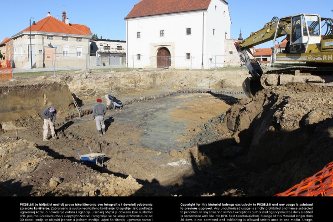 '17.10.2013., Koprivnica - Djelatnici Muzeja grada Koprivnice i radnici gradske tvrtke Koming nakon godinu dana nastavljaju s iskapanjem nekadasnjeg mosta i okolnih bedema kod nekadasnje gradske oruza