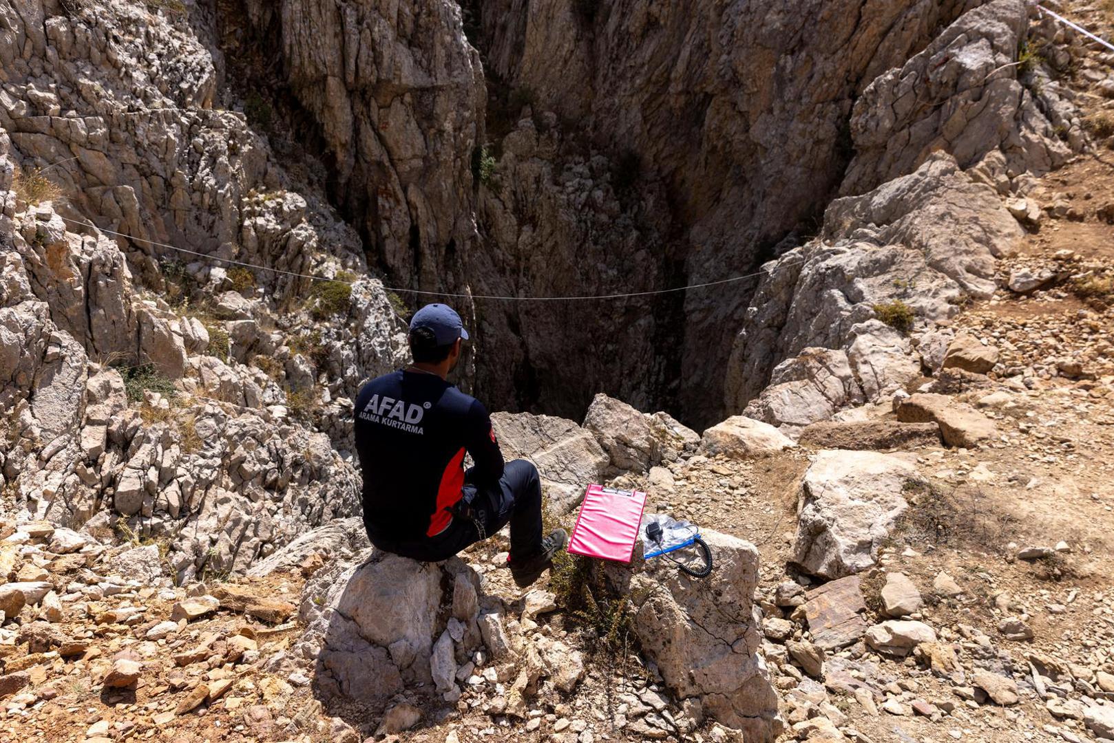 A rescuer is seen at the entrance of Morca Cave, as they take part in a rescue operation to reach U.S. caver Mark Dickey who fell ill and became trapped some 1,000 meters (3,280 ft) underground, near Anamur in Mersin province, southern Turkey September 9, 2023. REUTERS/Umit Bektas Photo: UMIT BEKTAS/REUTERS