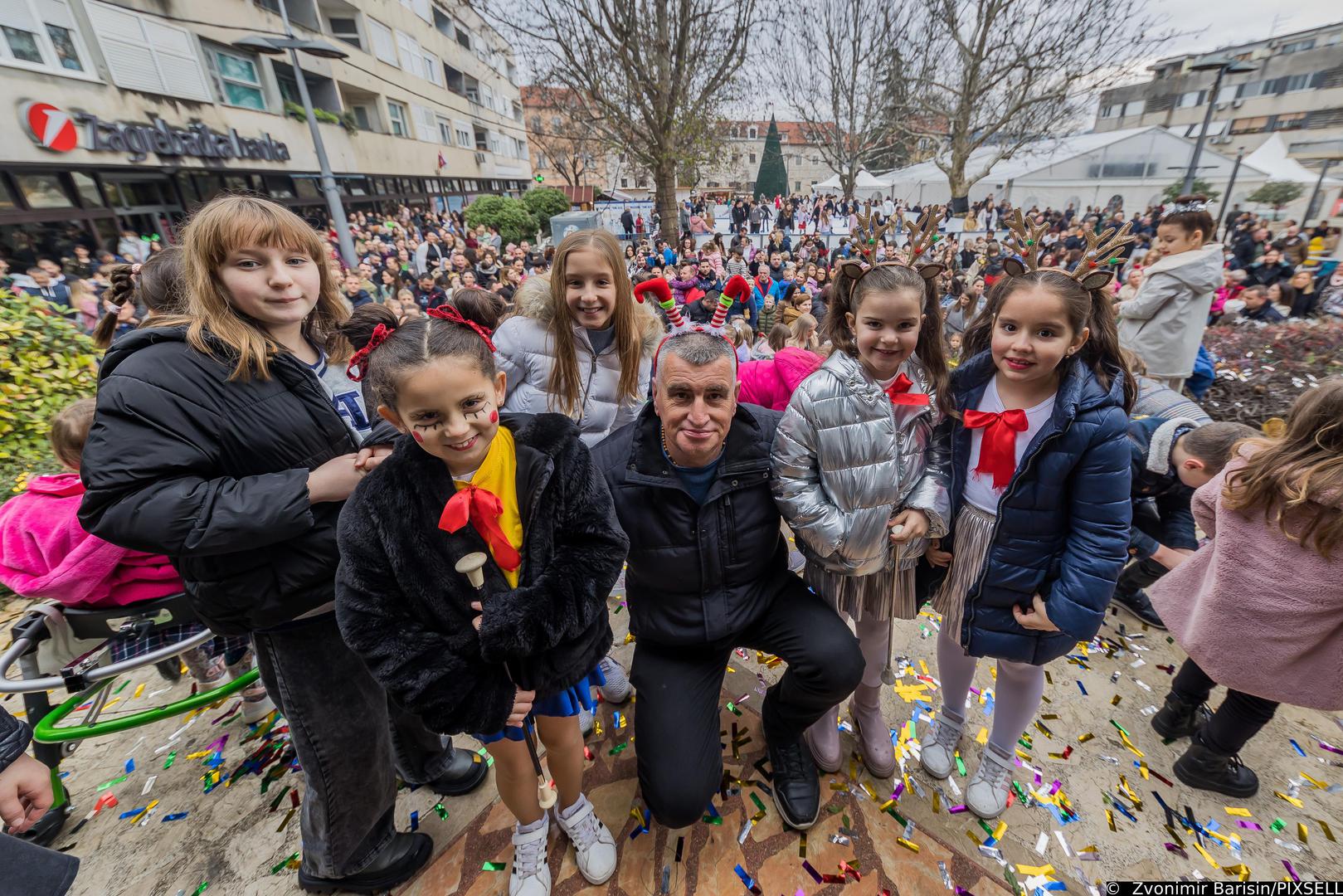 31.12.2022., Sinj - Docek djecje Nove Godine.  Danas u 12h na glavnom Sinjskom Trgu odrzan je Docek nove godine za Djecu te priredbu je posjetio u Sinjski Gradonacelnik Miro Bulj. Photo: Zvonimir Barisin/PIXSELL