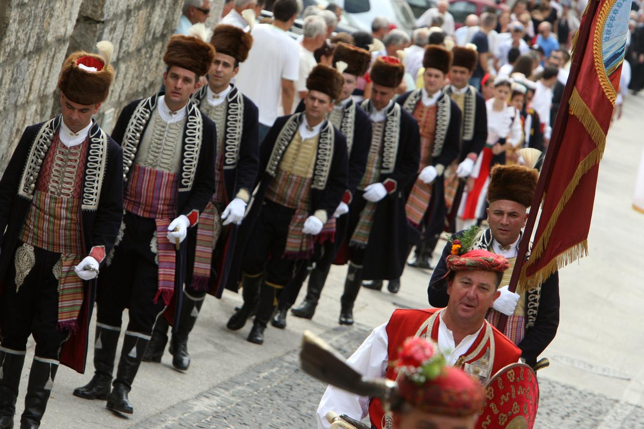 15.08.2013., Sinj - U najvecem marijanskom svetistu na jugu Hrvatske, u kojemu se Gospa posebno stuje kao zastitnica grada, tradicionalnu procesiju gradskim ulicama na blagdan Velike Gospe, sa slikom cudotvorne Gospe Sinjske predvodi splitsko-makarski nad