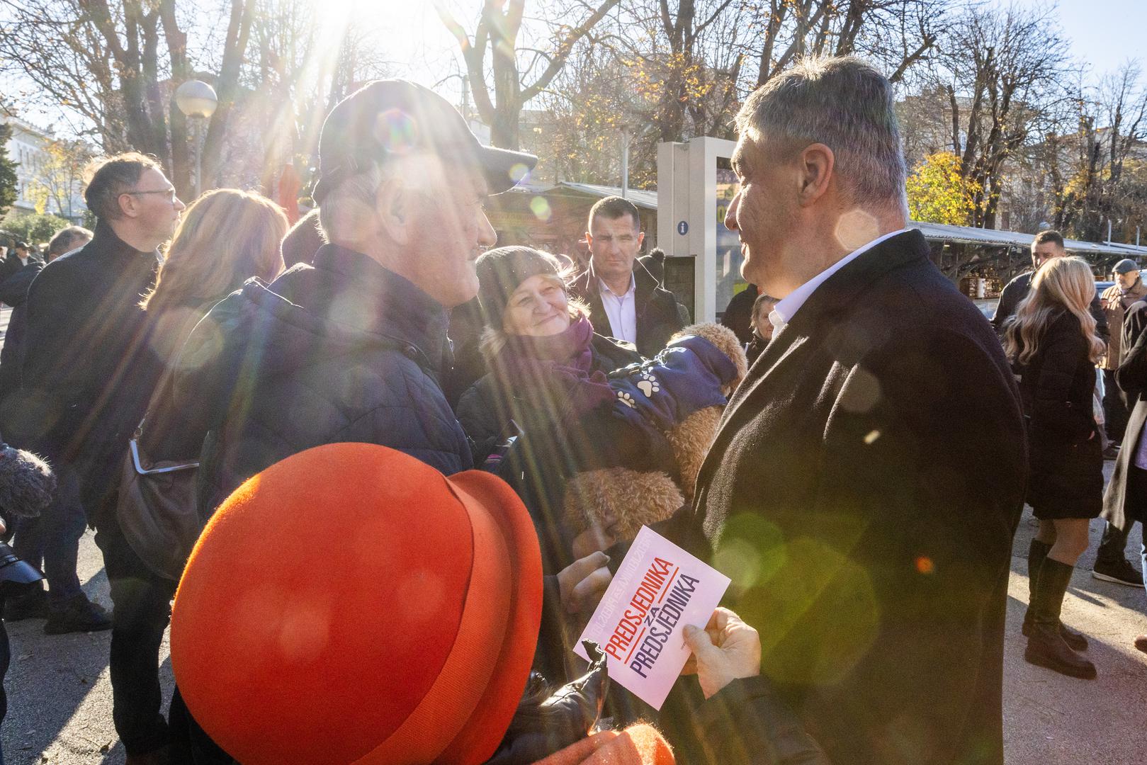 Predsjednik Republike Zoran Milanović na pulskoj je tržnici prikupljao potpise birača za podršku kandidature na predsjedničkim izborima. 