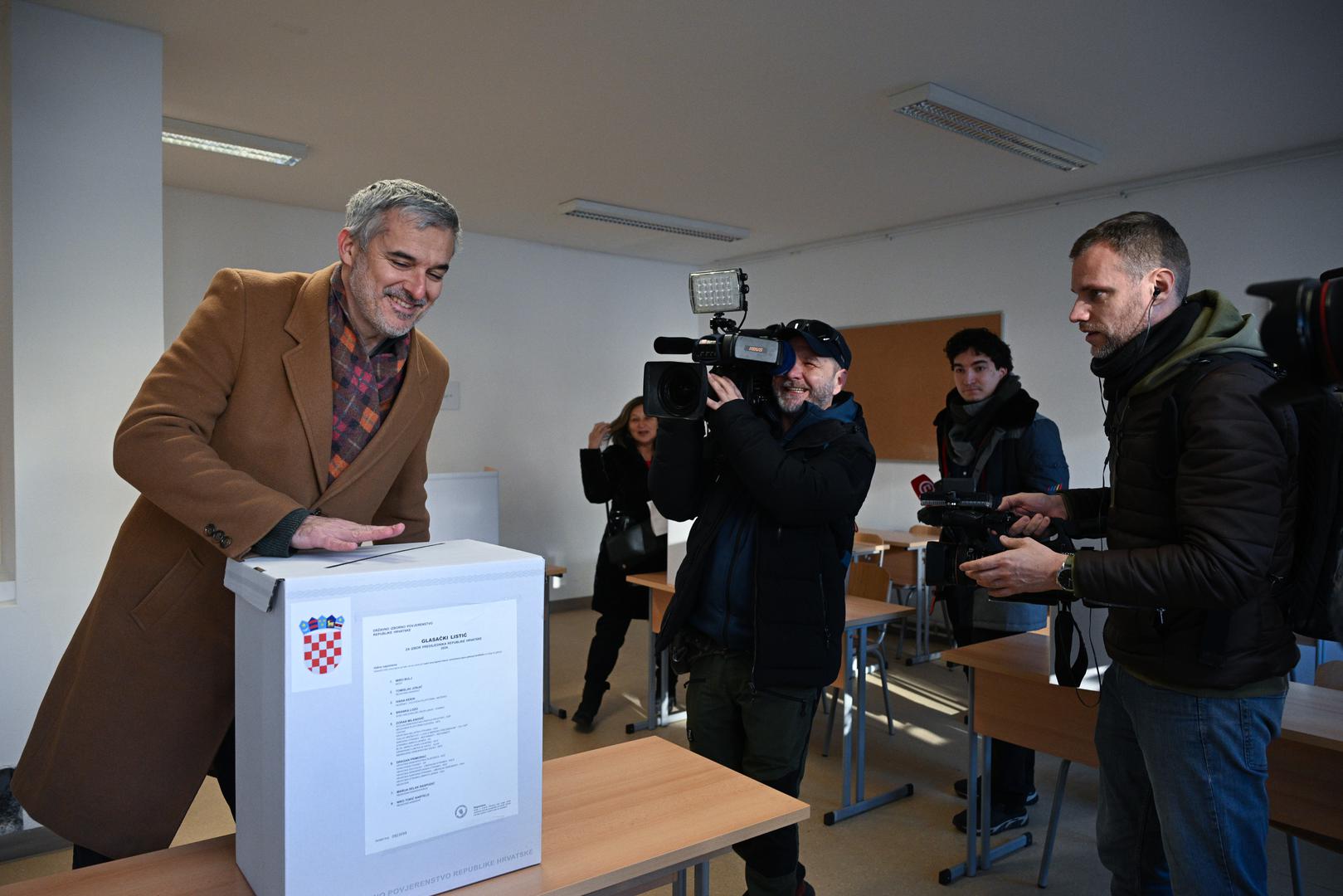 29.12.2024., Zagreb - Predsjednicka kandidatkinja Marija Selak Raspudic glasala je na predsjednickim izborima na birackom mjestu u IX. Gimnaziji u Dobojskoj ulici 12.
 Photo: Davor Puklavec/PIXSELL