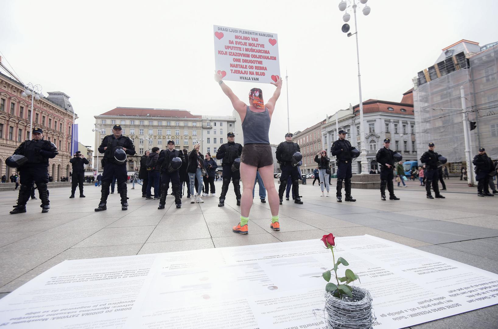 04.03.2023., Zagreb - Prosvjednici udruge "Ustani za slobodu" bukom su pokusali nadglasati muskarce koji su bili u molitvi krunice. Molitelje nisu smetali te nije bilo nikakvih incidenata. Photo: Neva Zganec/PIXSELL