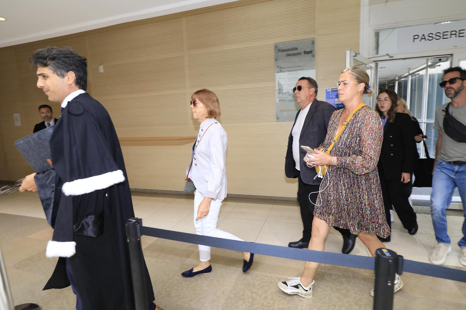 Gisèle Pélicot arrive avec ses enfants David, Florian Pélicot et Caroline Darian et son avocat Stéphane Babonneau - Procès du viol de G.Pélicot par cinquante hommes âgés de 26 à 74 devant la cour criminelle départementale de Vaucluse à Avignon, France, le 4 septembre 2024. Son mari Dominique Pélicot, est accusé d'avoir drogué sa femme pendant dix ans pour la soumettre sexuellement à d'autres hommes qu'il recrutait sur internet. Il est jugé avec 50 autres hommes âgés de 26 à 74 ans pour vioIs aggravés, à partir du lundi 2 septembre et pour quatre mois. © Franz Chavaroche/Nice Matin/Bestimage The trial of G.Pelicot's husband accused of drugging her for nearly ten years and inviting strangers to rape her at their home in Mazan, a small town in the south of France, in Avignon, on September 4, 2024. The case involves 50 co-defendants. The defendants, 18 of whom are on remand, are men aged between 21 and 68 at the time of the events. Photo: Franz Chavaroche / Nice Matin / Bestimage/BESTIMAGE