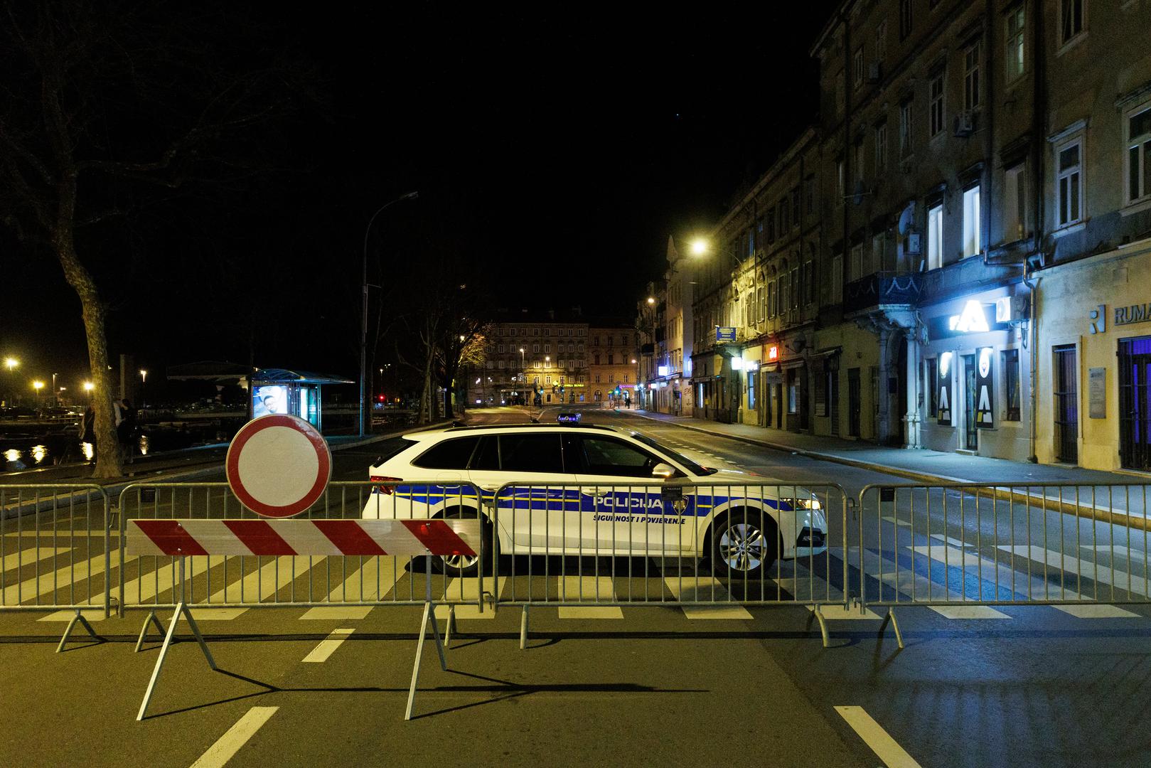 18.03.2023., Rijeka - Od 22h sve pristupne ceste u uzi centar Rijeke koje su u crvenoj zoni zbog uklanjanja zaostale protubrodske mine iz Drugog svjetskog rata pronadjene u Luci Rijeka, zatvorene su za sav promet. Photo: Nel Pavletic/PIXSELL