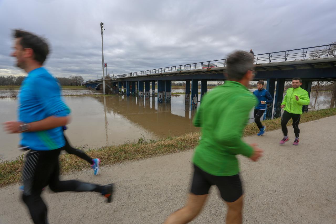 Zagreb: Sava se izlila iz korita