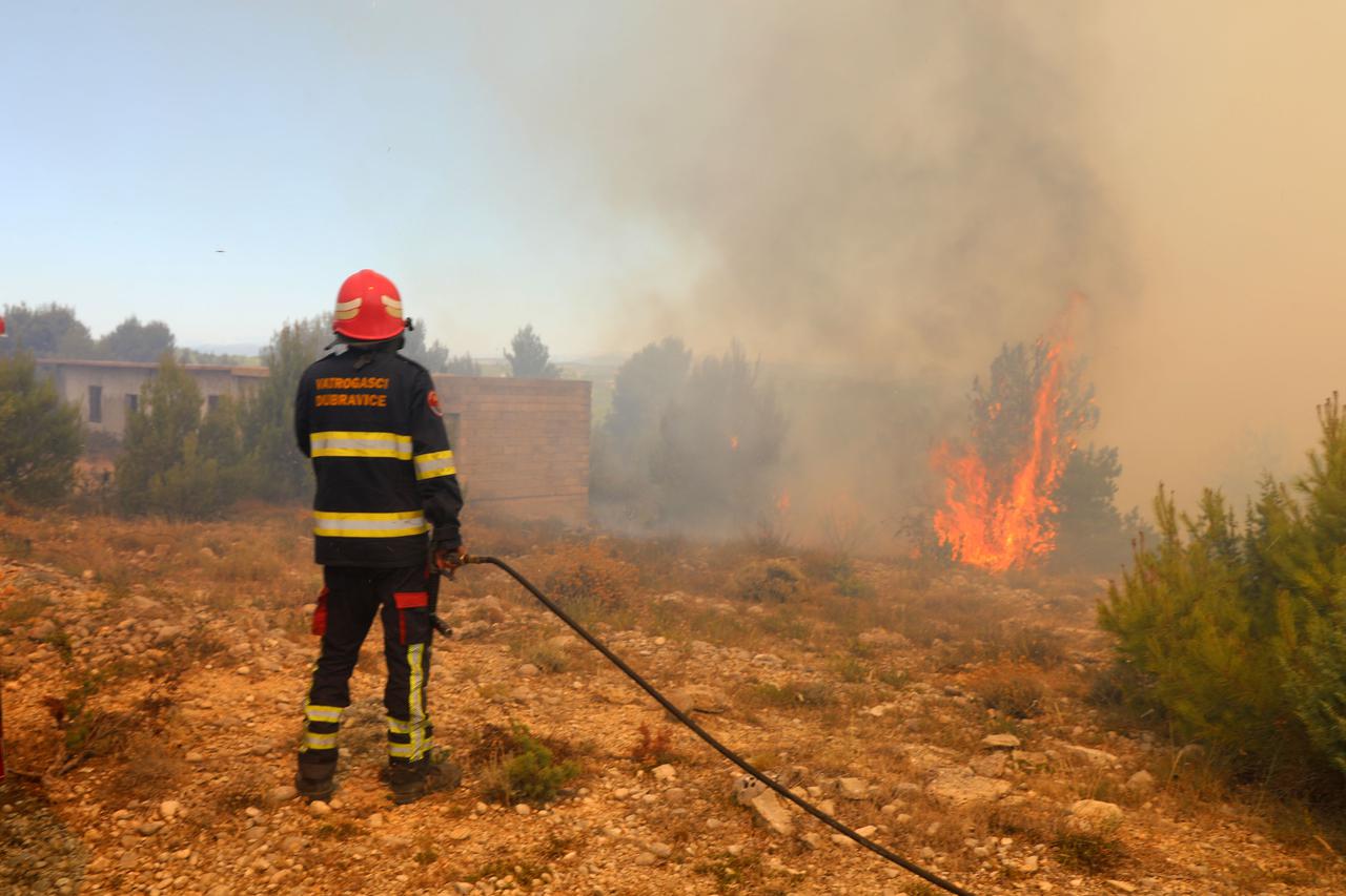 Veliki požar u zaleđu Skradina, gase ga brojni vatrogasci i četiri kanadera