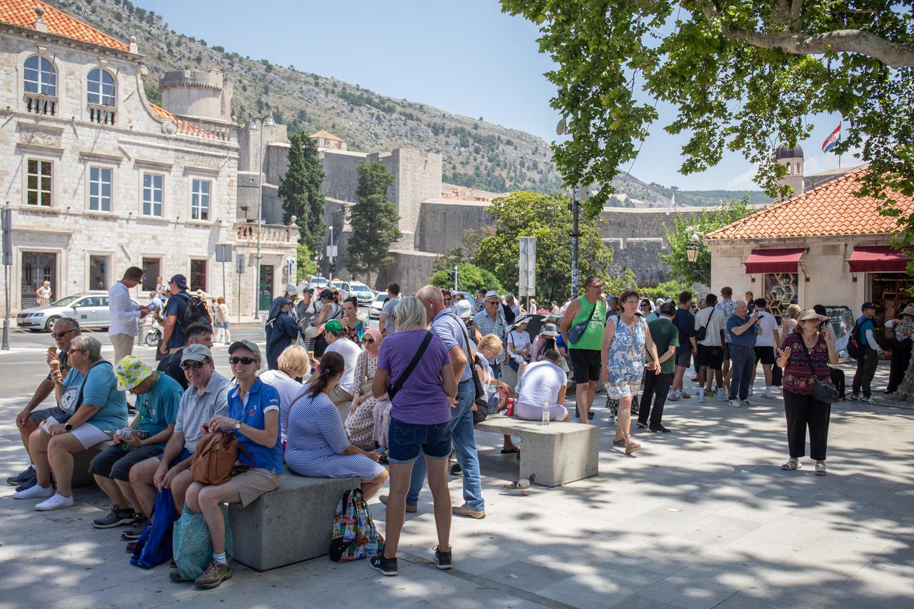 Dubrovnik: Građani i turisti pokušavaju se rashladiti usred velikih vrućina