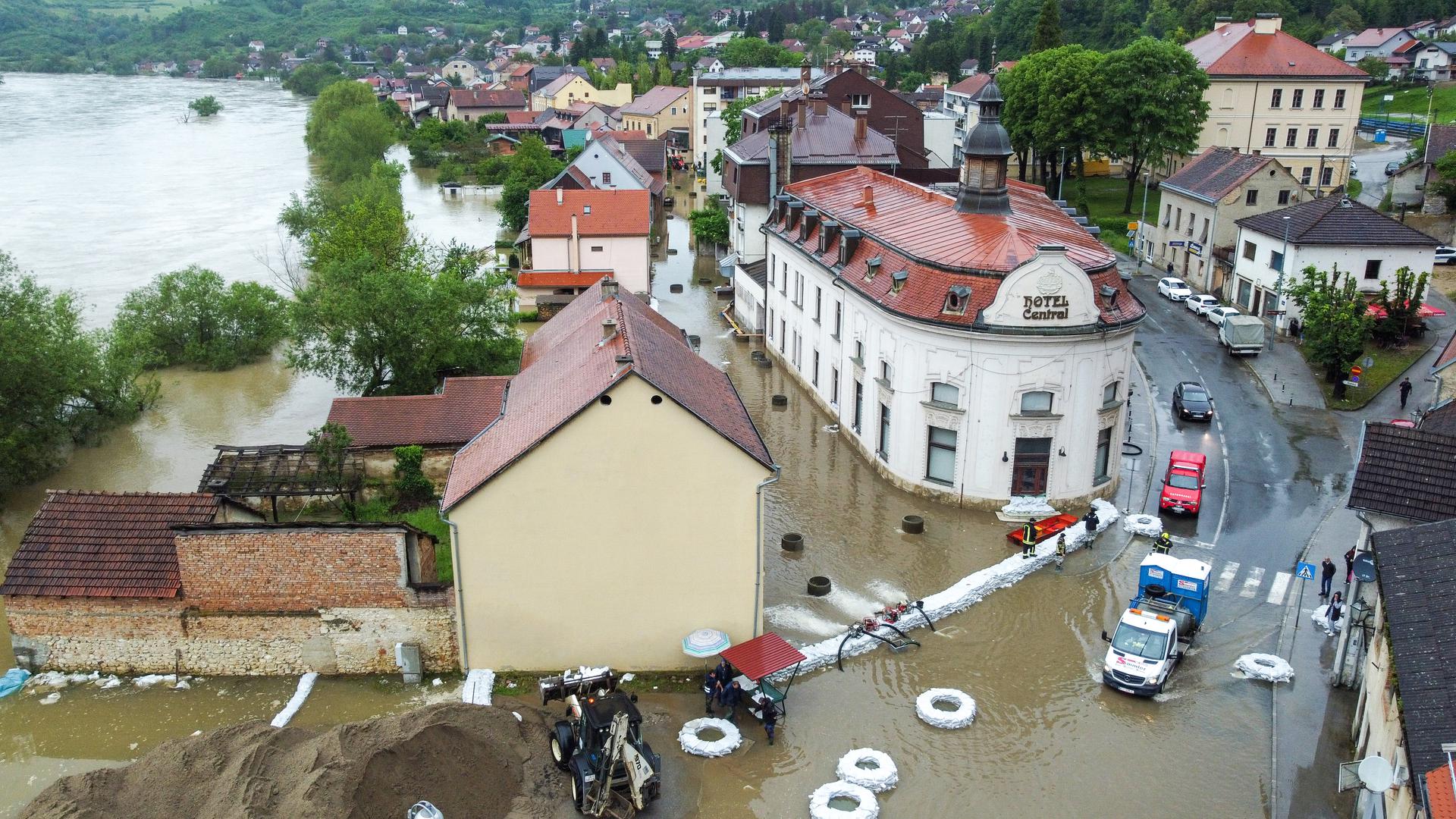 17.05.2023., Hrvatska Kostajnica - Rijeka Una   kod Hrvatske Kostajnice u 24 sata je narasla dodatnih pola metra i poplavila i vise djelove grada, zatvorena je i cesta do granicnog prijelaza. Photo: Igor Soban/PIXSELL