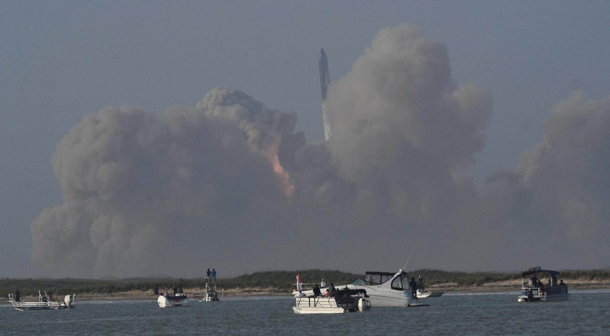 SpaceX's next-generation Starship spacecraft atop its powerful Super Heavy rocket lifts off from the company's Boca Chica launchpad on a brief uncrewed test flight near Brownsville, Texas, U.S. April 20, 2023. REUTERS/Gene Blevins Photo: GENE BLEVINS/REUTERS