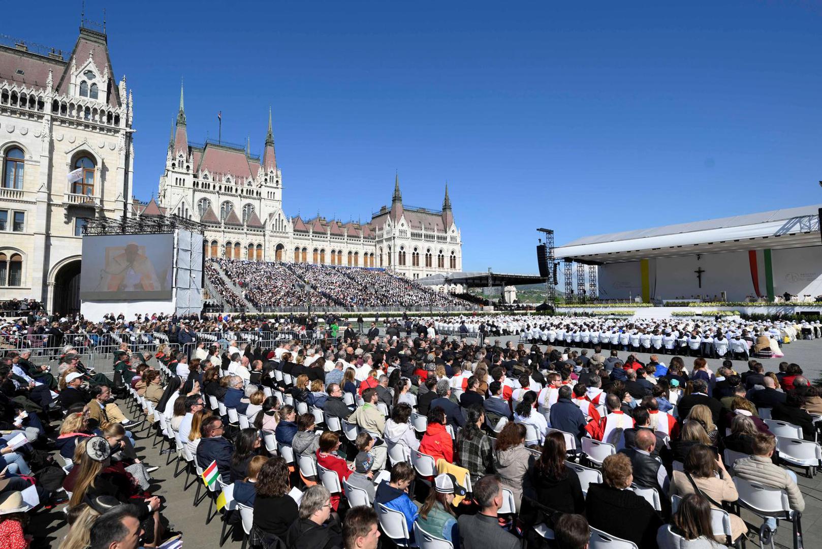 Faithful attend a holy mass at the Kossuth Lajos Square during Pope Francis' apostolic journey in Budapest, Hungary, April 30, 2023. Vatican Media/Simone Risoluti/­Handout via REUTERS    ATTENTION EDITORS - THIS IMAGE WAS PROVIDED BY A THIRD PARTY. Photo: VATICAN MEDIA/REUTERS