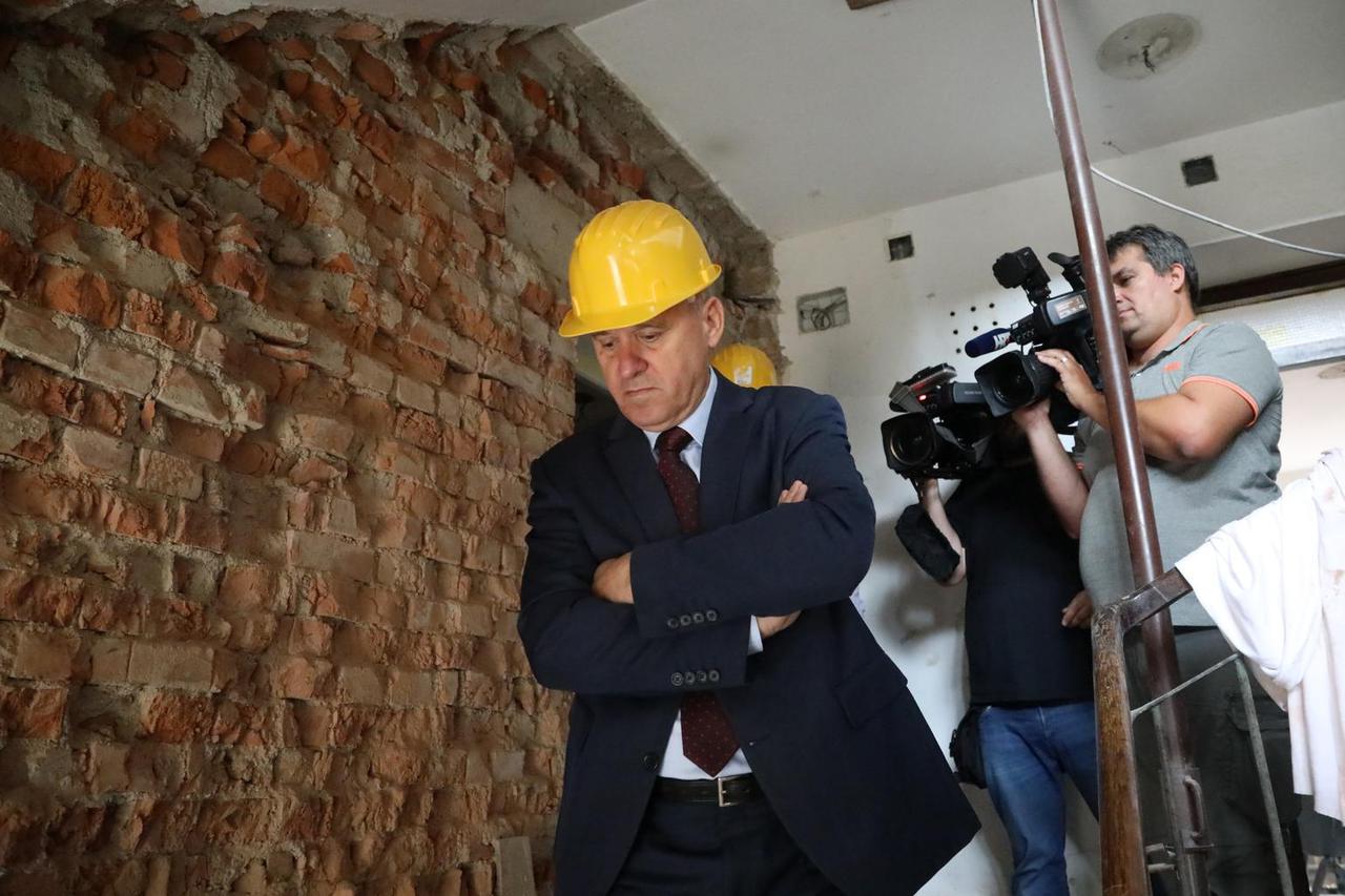 Branko Bačić obišao je  gradilišta zamjenskih obiteljskih kuća u Glini