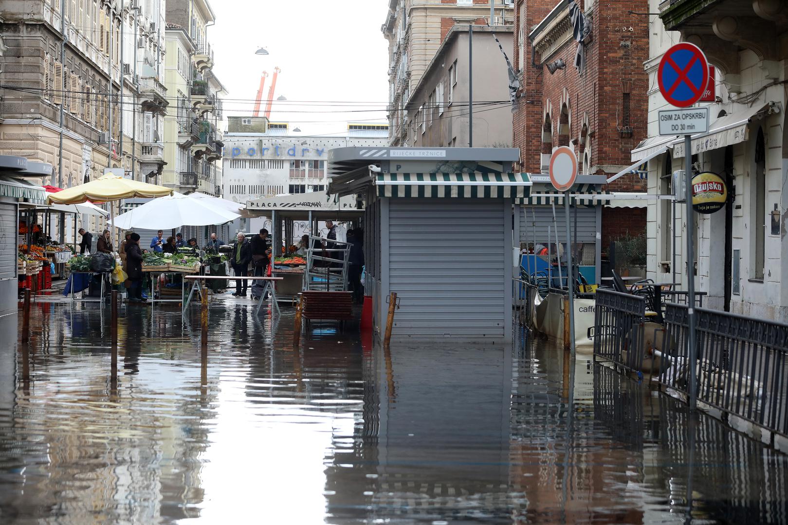 02.12.2023., Rijeka - Dijelovi gradske trznice i okolnih ulica pod vodom nakon jakog juga i kise. Photo: Goran Kovacic/PIXSELL