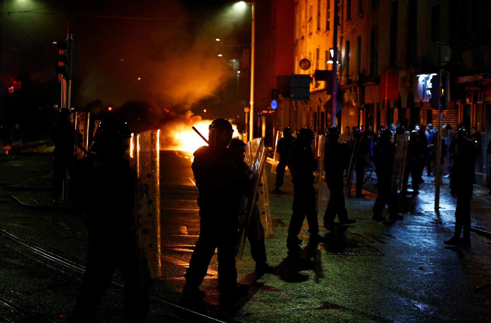 Riot police stands guard near the scene of a suspected stabbing that left few children injured in Dublin, Ireland, November 23, 2023. REUTERS/Clodagh Kilcoyne Photo: Clodagh Kilcoyne/REUTERS