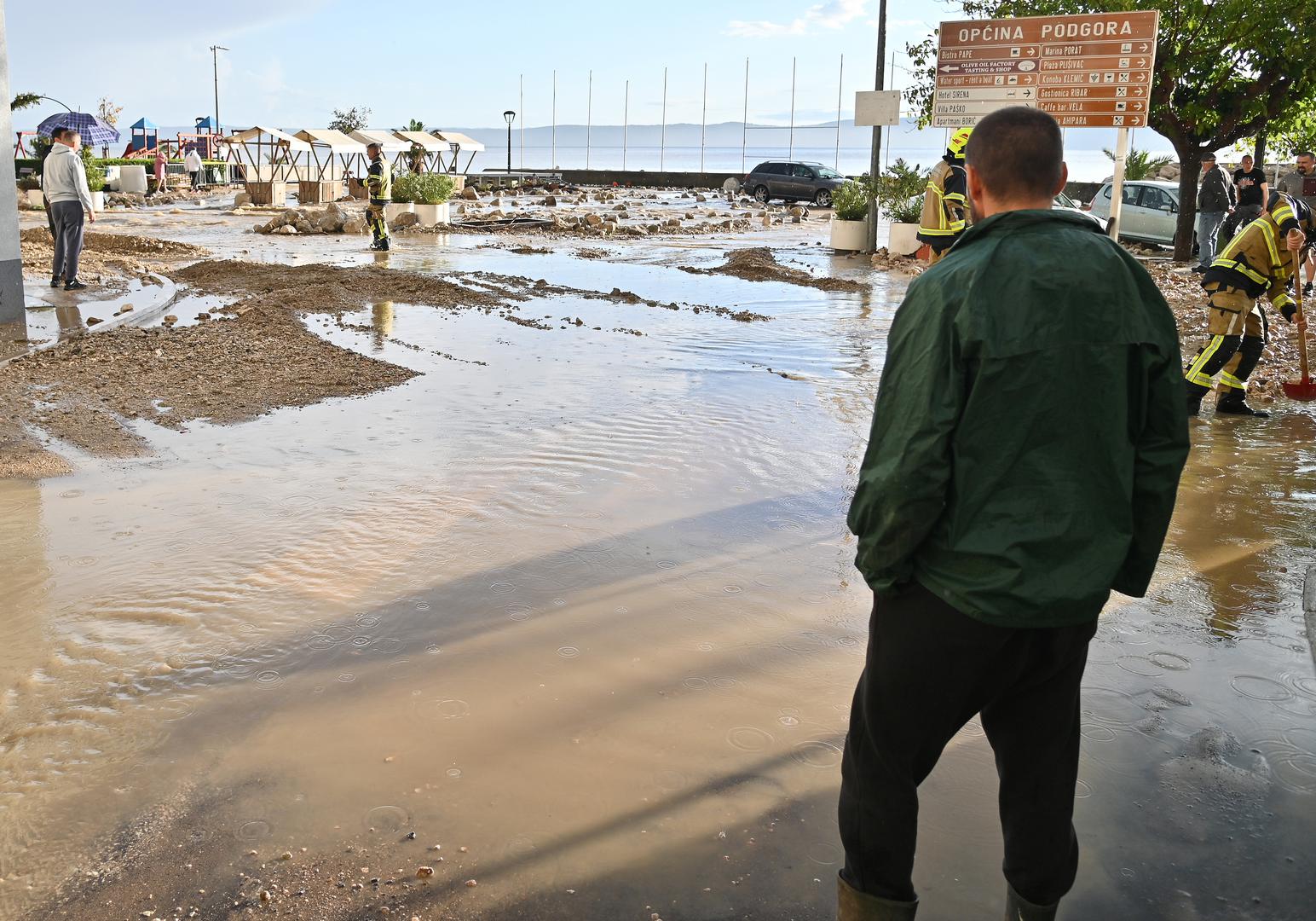 05.10.2024., Podgora - Jako nevrijeme gdje je palo do 140 litara kise po cetvornom metru strovilo je bujice na ulicama Podgore. Photo: Matko Begovic/PIXSELL