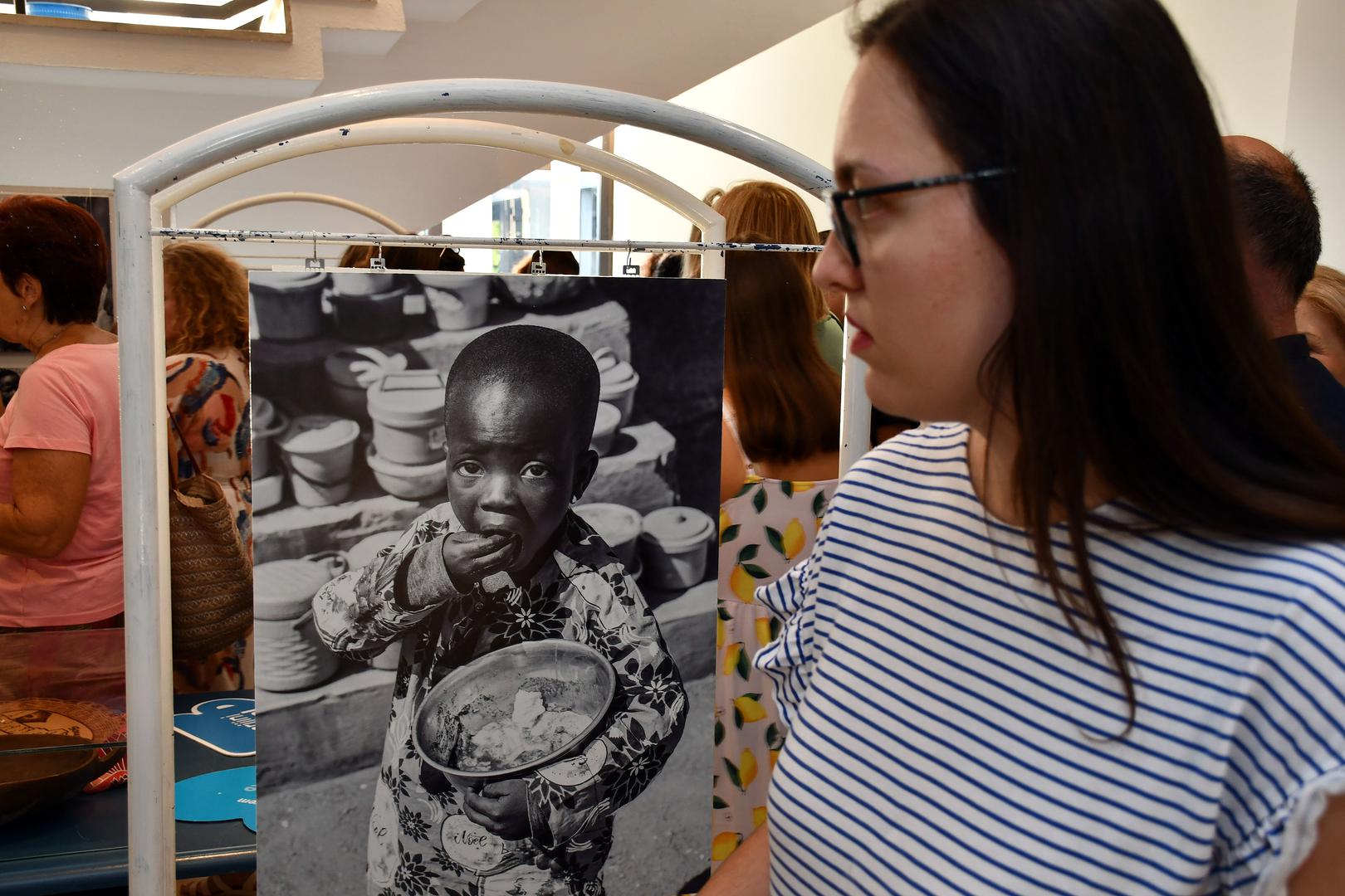 03.09.2024., Slavonski Brod -  Humanitarna izlozba fotografija Marijini obroci zagrebackog fotografa Sase Cetkovica. Photo: Ivica Galovic/PIXSELL