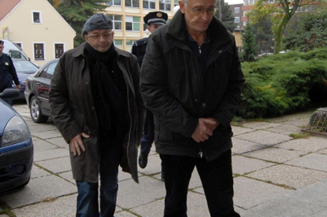 \'20.10.2010. Zupanijski sud, Varazdin, U uskokovoj akciji ordinacija uhiceno je petero djelatnika odjela za ginekologiju u Varazdinu. Na istrazni sud privedeni su doktori Kirchbaum, Fara i Pitner Pho