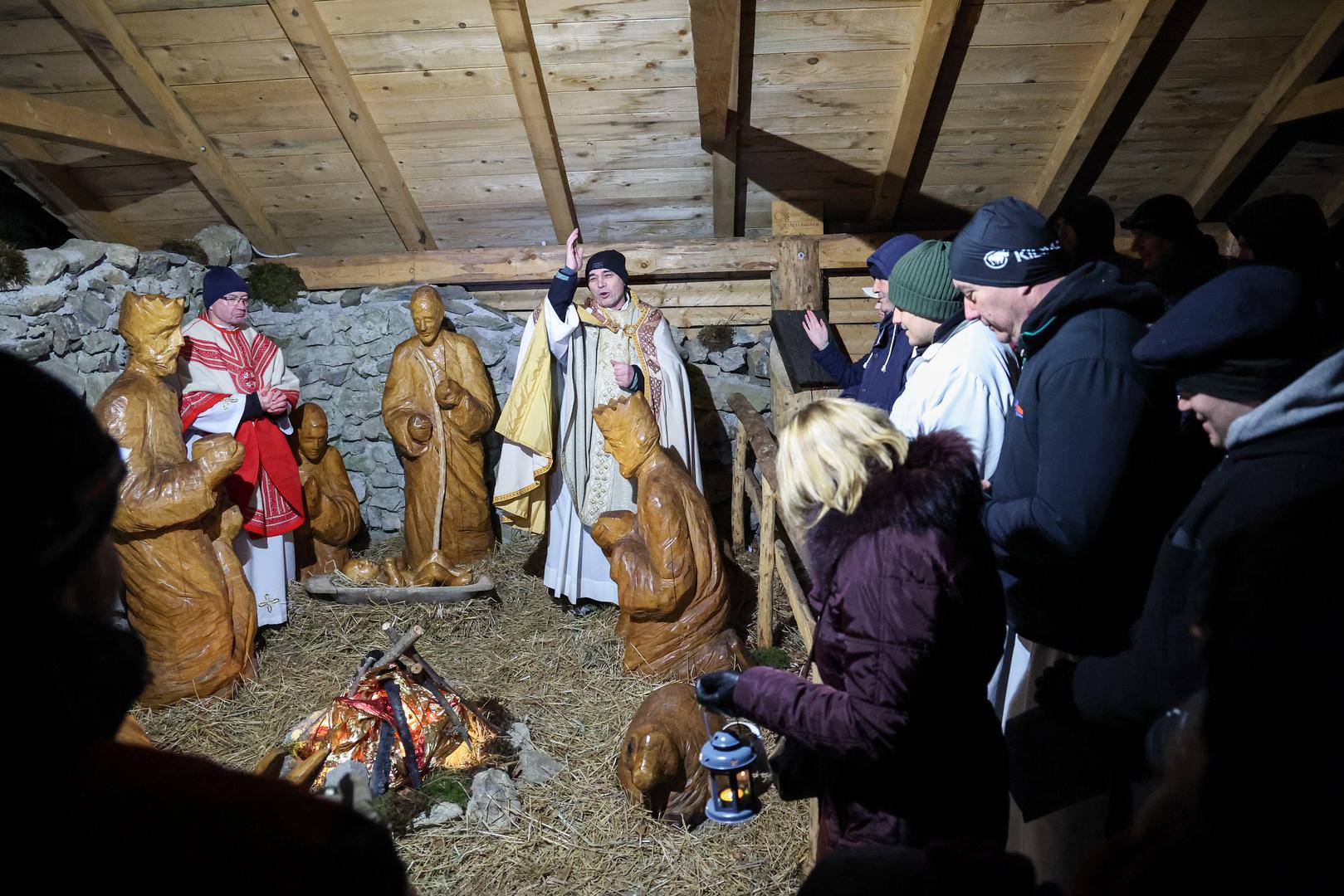 Procesija je završila polaganjem malog Isusa u Šumarske jaslice kod Stare lugarnice.