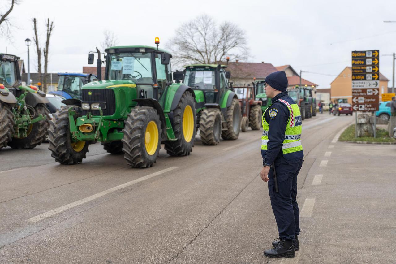 Nijemci: Brojni poljoprivrednici prosvjeduju na cesti zbog podjele zemlje