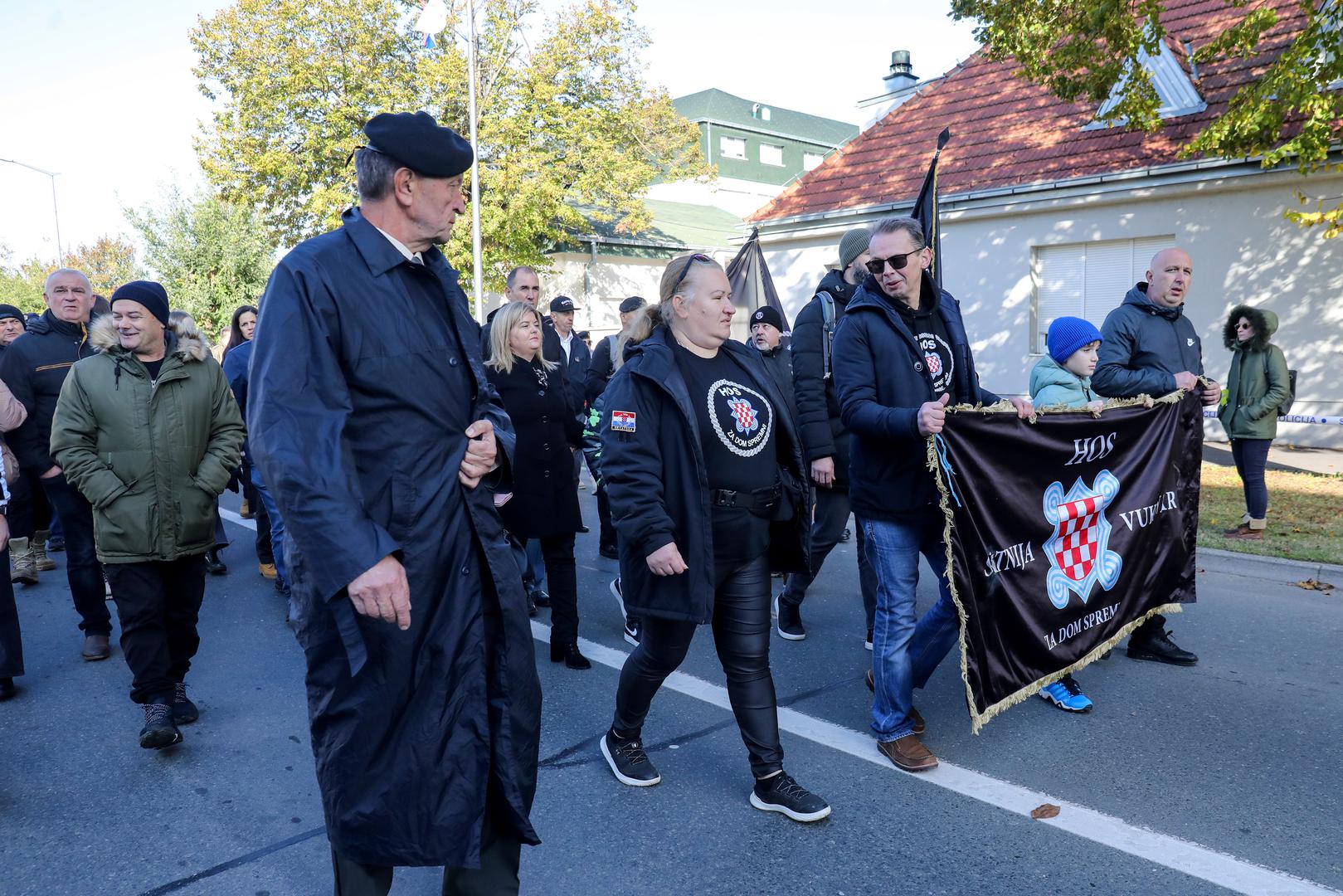 18.11.2023. Vukovar - Pod geslom "Vukovar - moj izbor i u dobru i u zlu" u Vukovaru se obiljezava 32. godisnjica vukovarske tragedije i stradanja u Domovinskom ratu. Kolona sjecanja koju predvode hrvatski branitelji Vukovara zajedno s clanovima obitelji poginulih, nestalih, ubijenih, nasilno odvedenih i umrlih hrvatskih branitelja Vukovara na celu s pripadnicima Hrvatskih obrambenih snaga koji su branili Vukovar. Photo: Emica Elvedji/PIXSELL