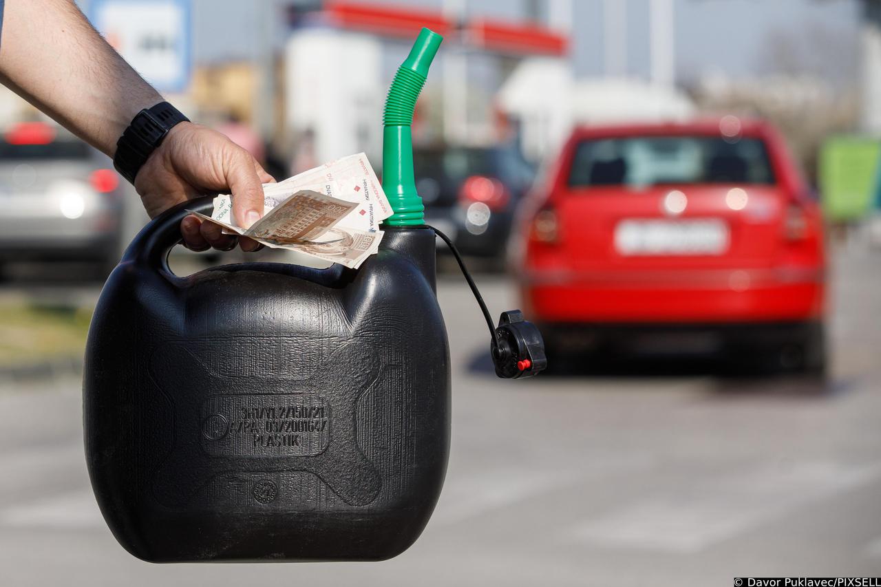 Nakon ponoći građane očekuje osjetno poskupljenje goriva