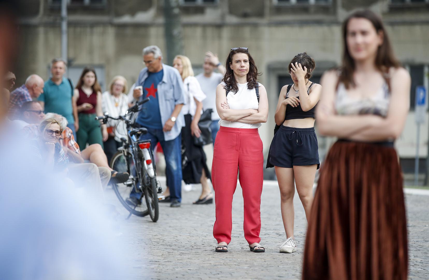 22.06.2022., Zagreb - Povodom Dana antifasisticke borbe i 81. godisnjice antifasistickog ustanka u Hrvatskoj, Antifasisticka liga RH organizirala je koncert TBF-a na Trgu zrtava fasizma. Uz popularni splitski bend, na koncertu su nastupili ZborXop, kao i Zagrebacki orkestar ZET-a, izvodeci tradicionalne skladbe kojima su se podsjetiti na tekovine Narodnooslobodilacke borbe (NOB) i otpora fasizmu i ustastvu.  Katarina Peovic.
Photo: Slavko Midzor/PIXSELL Photo: Slavko Midzor/PIXSELL