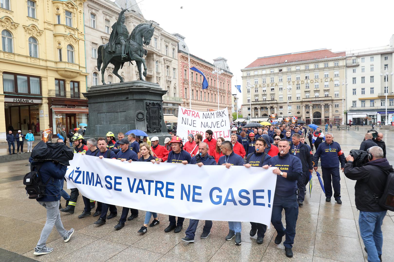 03.05.2024., Zagreb - Koordinacija sindikata i udruga profesionalnih vatrogasaca organizirala je prosvjed vatrogasaca na Trgu sv. Marka.  Photo: Sanjin Strukic/PIXSELL