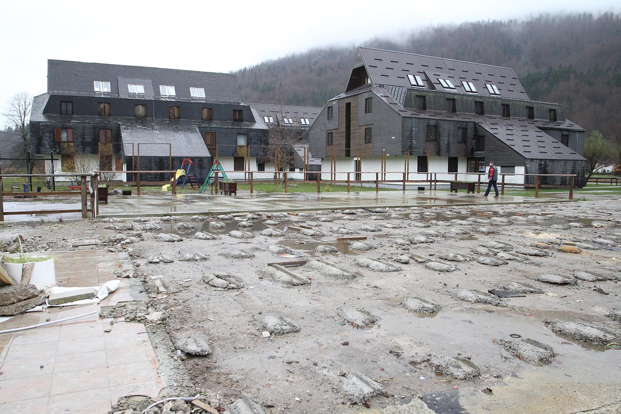 15.11.2013., Ogulin - Nakon velikog pozara u sijecnju 2011. godine u kojem je izgorjela sredisnja zgrada sa restoranom i sportskom dvoranom, HOC Bjelolasica uopce ne radi a cijelo je selo Jasenak pusto.