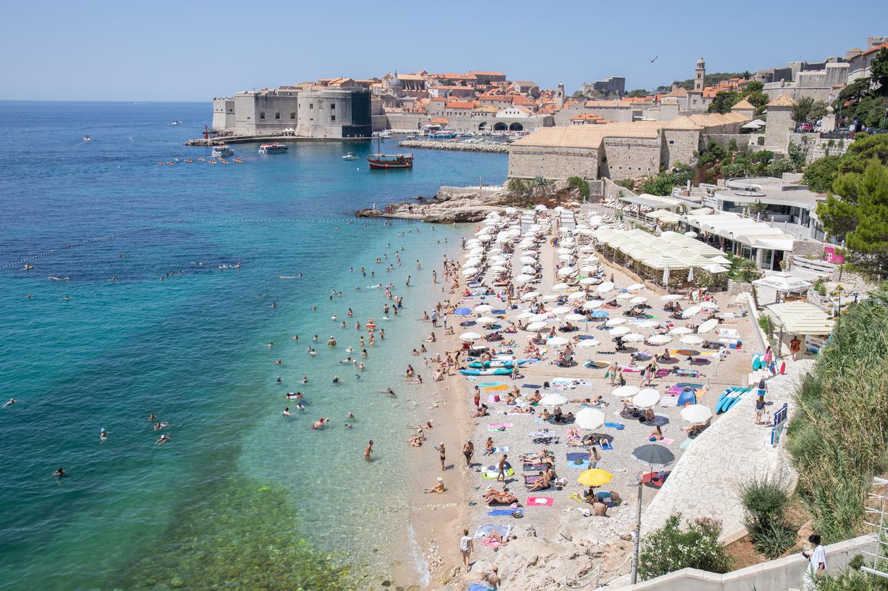 Popunjena plaža Banje u Dubrovniku