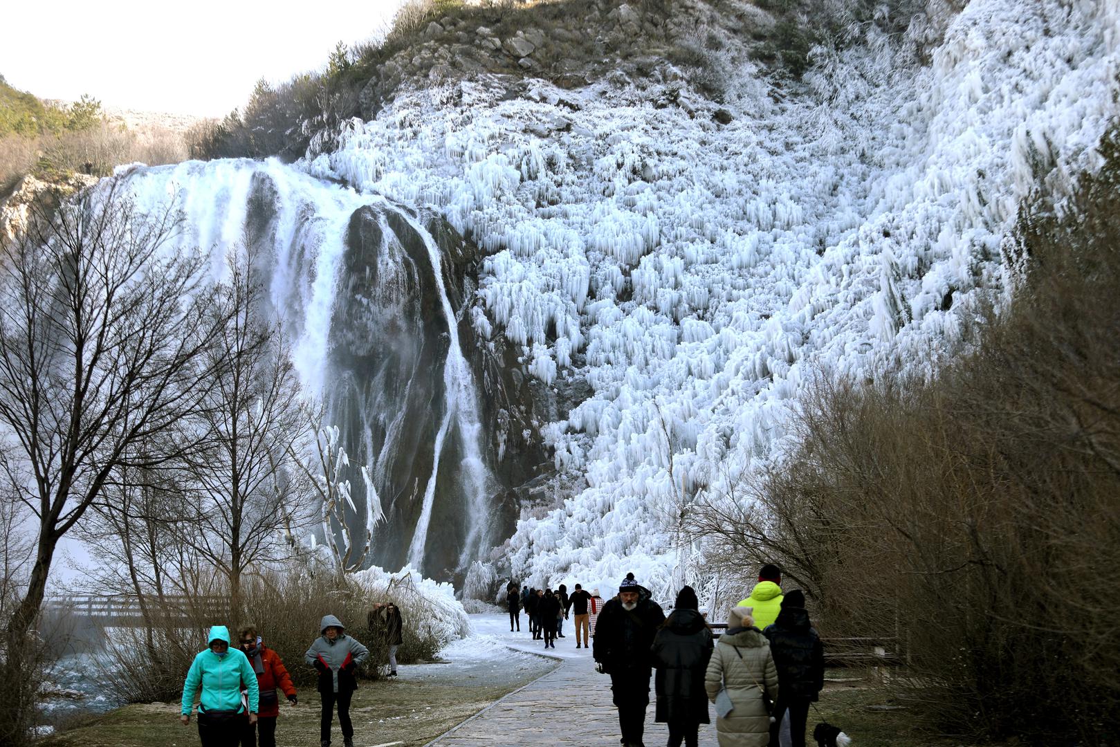 Spomenimo i da Krka domaćima ne nudi mnogo spasa za kupanje, jer kad je u Kninu temperatura 40 stupnjeva Celzijusa, rijeka je tu na izvoru – 9.8 stupnjeva. Za kupanje prehladno...