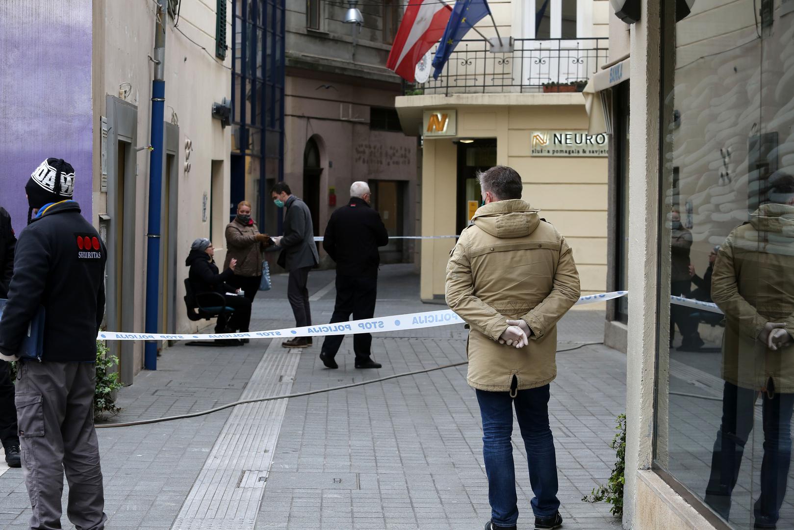 Poslovnica se nalazi u najužem središtu Rijeke, u Starom gradu. Na ulicama i trgovima središta Rijeke proteklih dana može se sresti vrlo malo ljudi, što je sigurno pogodovalo razbojnicima.

