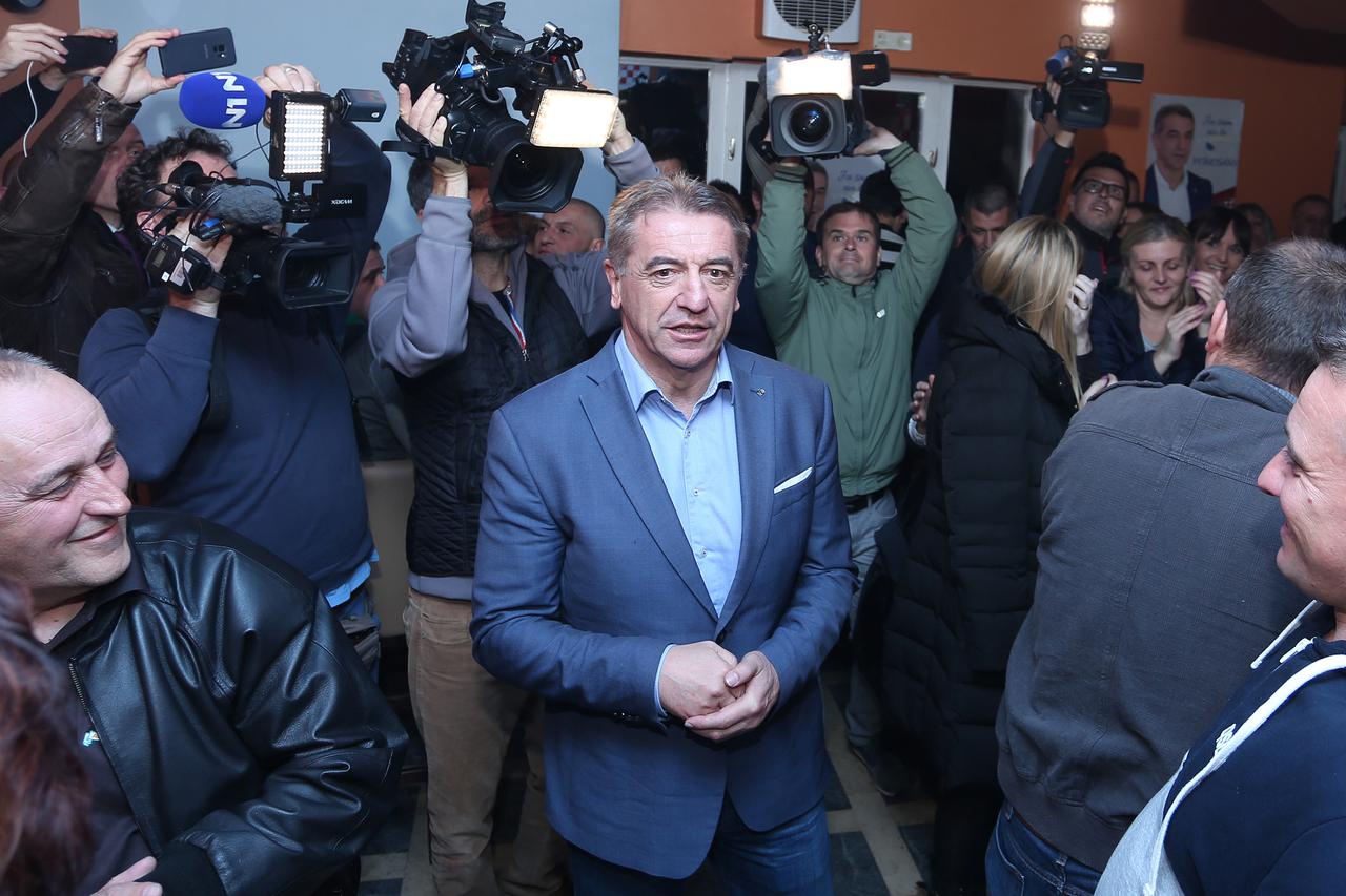 Gospić: Darko Milinović u svom stožeru prati rezultate prijevremenih izbora