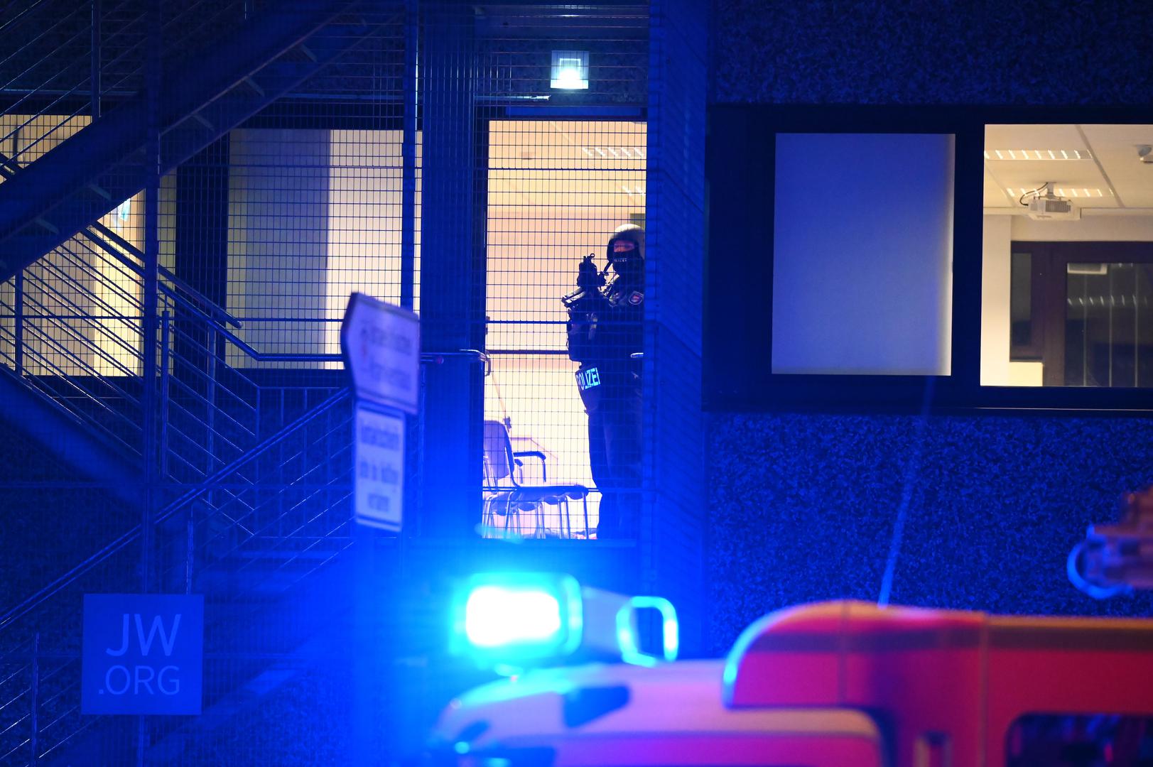 09 March 2023, Hamburg: A police officer in special equipment is on duty in Hamburg. Shots have been fired and the police are on the scene with strong forces. Photo: Jonas Walzberg/dpa Photo: Jonas Walzberg/DPA