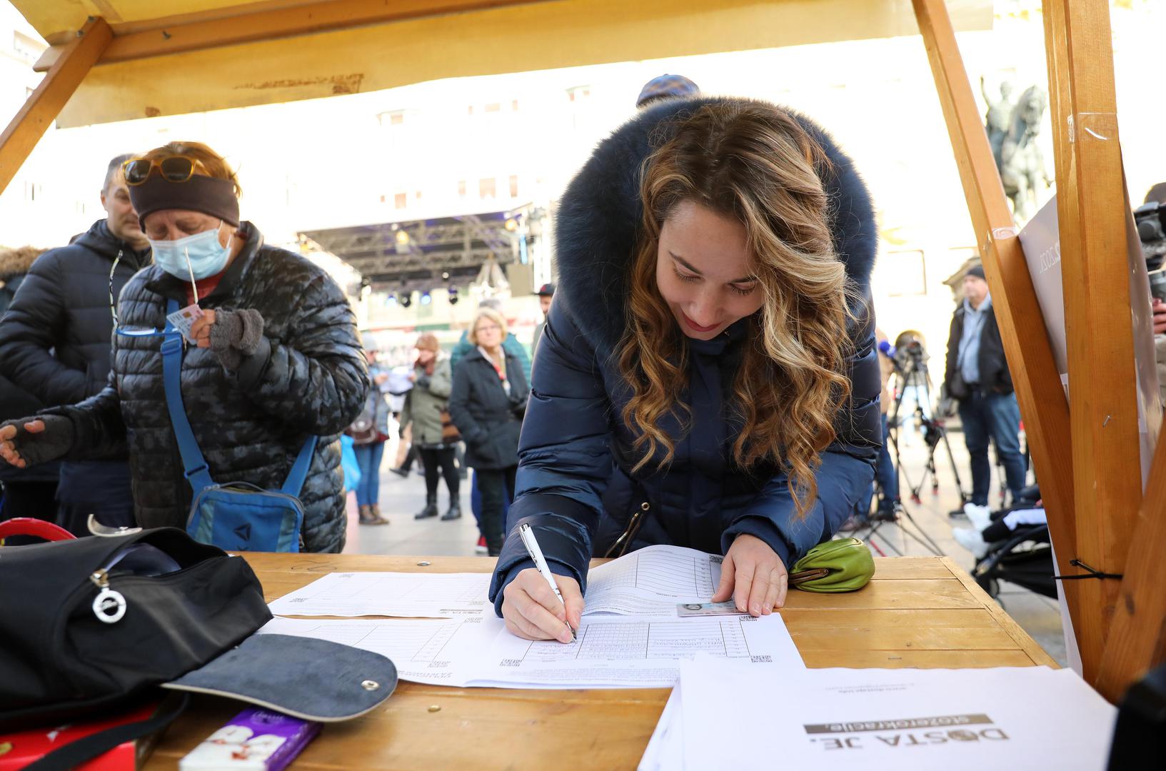 04.12.2021., Zagreb , U povodu pocetka prikupljanja potpisa za raspisivanje referenduma kojim bi se ukinula uporaba covid potvrda, saborski zastupnici Mosta Marija Selak Raspudic, Marin Miletic, Nino Raspudic, Zvonimir Troskot i Nikola Grmoja odrzali su konferenciju za novinare.