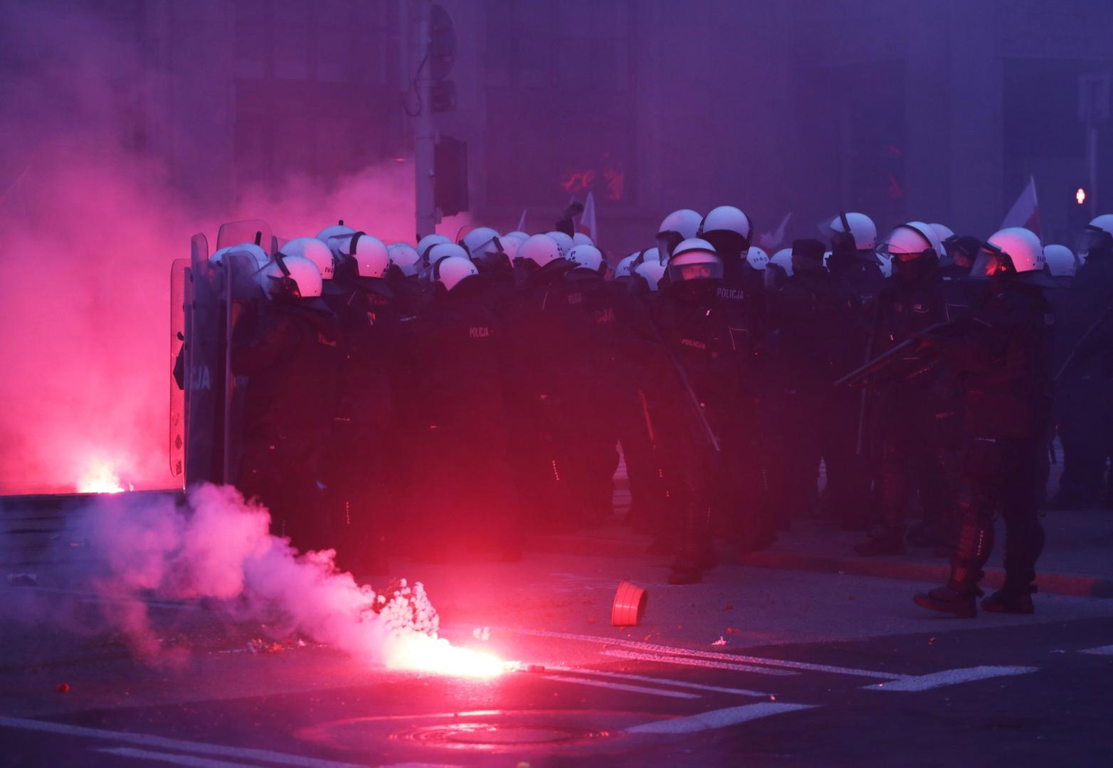 People mark the National Independence Day in Warsaw Smoke from flares rises as police officers stand guard during a march marking the National Independence Day in Warsaw, Poland November 11, 2020. Slawomir Kaminski/Agencja Gazeta/via REUTERS   ATTENTION EDITORS - THIS IMAGE WAS PROVIDED BY A THIRD PARTY. POLAND OUT. NO COMMERCIAL OR EDITORIAL SALES IN POLAND. SLAWOMIR KAMINSKI